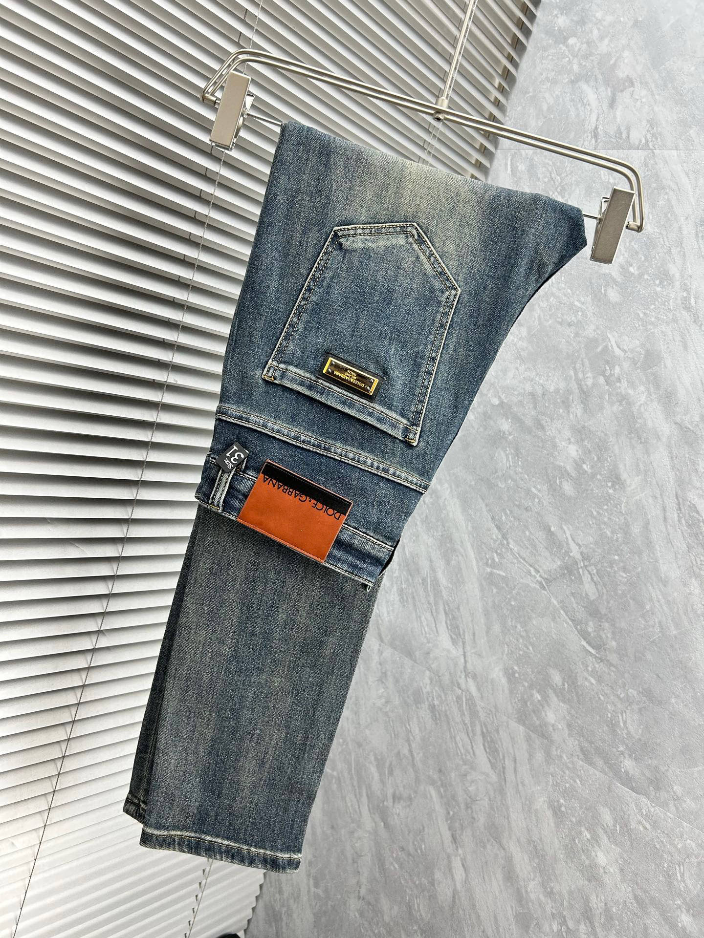 NO:913369,DG's new spring and summer slim straight jeans!  Heavy-duty fermentation and washing process, the slim straight version with elastic upper body is very comfortable, and it is very classy to wear. Needless to say, the style and tailoring of the pants, the G mesh logo is highly recognizable!  Truly a first-class top trendy product!  Really top-notch jeans, using Turkish cotton to produce the most famous denim fabric. The quality is outstanding. After heavy-duty fermentation and washing, the pants are very soft!  The straight-leg version is not picky and the upper body is absolutely stylish!  !  !  Size 29——3837,,jeans,19860909DG春夏新款修身直筒牛仔裤！重工酵磨水洗工艺,修身直筒版型带弹力上身非常舒适,穿出去非常有档次,裤型款式和裁剪亦无需多言 ,G网Logo辨识度极高！真正一等一顶级潮品！真正殿堂级的牛仔裤,选用土耳其的棉花 生产出最有名的单宁布 品质卓然,经过重工酵磨水洗使得裤子很柔软！直脚的版型 不挑人 上身绝对的有型！！！尺码29——3837,,jeans,,Men's clothing