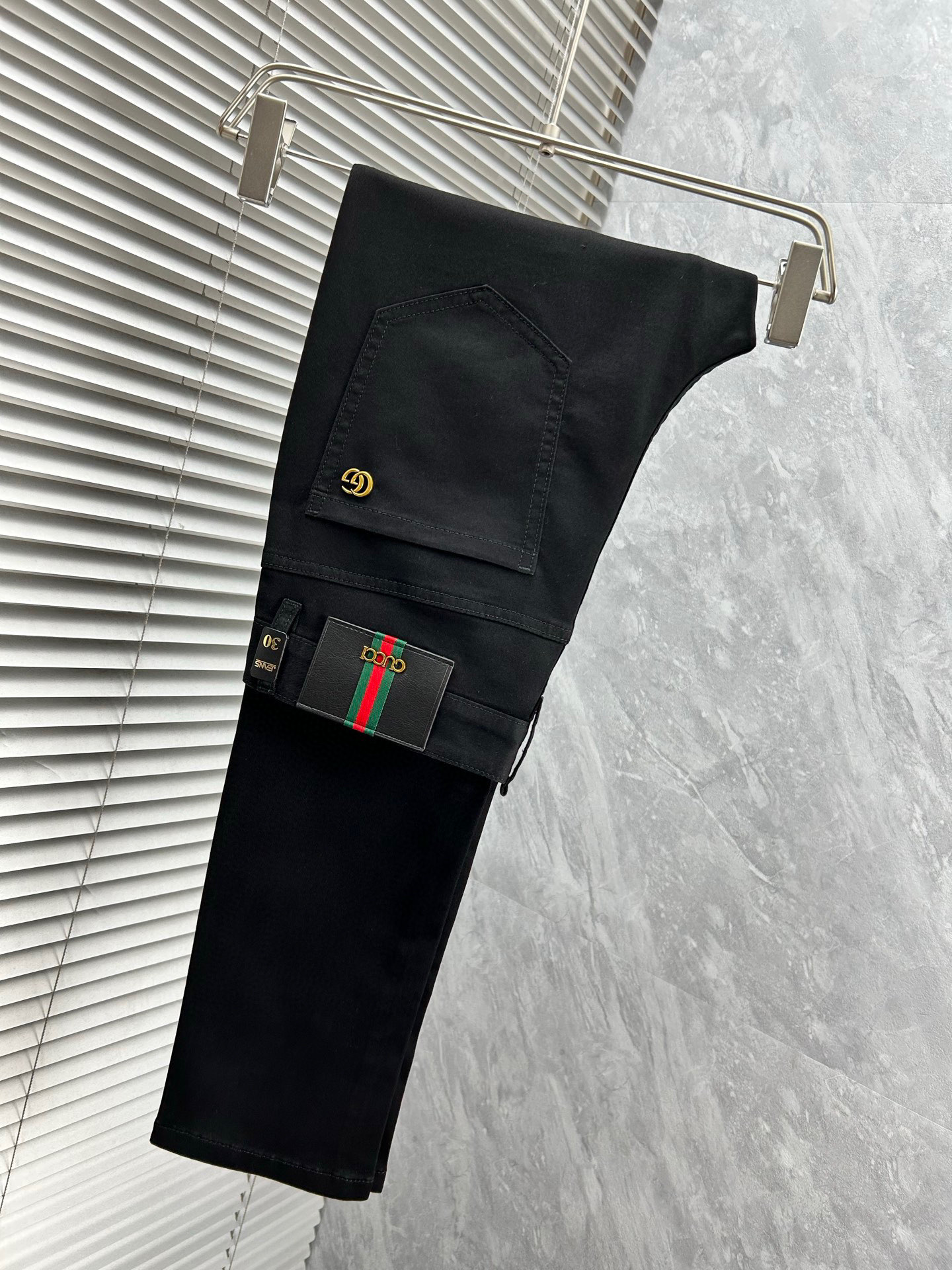 NO:913366,GG's new spring and summer slim straight jeans!  Heavy-duty fermentation and washing process, the slim straight version with elastic upper body is very comfortable, and it is very classy to wear. Needless to say, the style and tailoring of the pants, the G mesh logo is highly recognizable!  Truly a first-class top trendy product!  Really top-notch jeans, using Turkish cotton to produce the most famous denim fabric. The quality is outstanding. After heavy-duty fermentation and washing, the pants are very soft!  The straight-leg version is not picky and the upper body is absolutely stylish!  !  !  Size 29——3837,,jeans,19860909GG春夏新款修身直筒牛仔裤！重工酵磨水洗工艺,修身直筒版型带弹力上身非常舒适,穿出去非常有档次,裤型款式和裁剪亦无需多言 ,G网Logo辨识度极高！真正一等一顶级潮品！真正殿堂级的牛仔裤,选用土耳其的棉花 生产出最有名的单宁布 品质卓然,经过重工酵磨水洗使得裤子很柔软！直脚的版型 不挑人 上身绝对的有型！！！尺码29——3837,,jeans,,Men's clothing