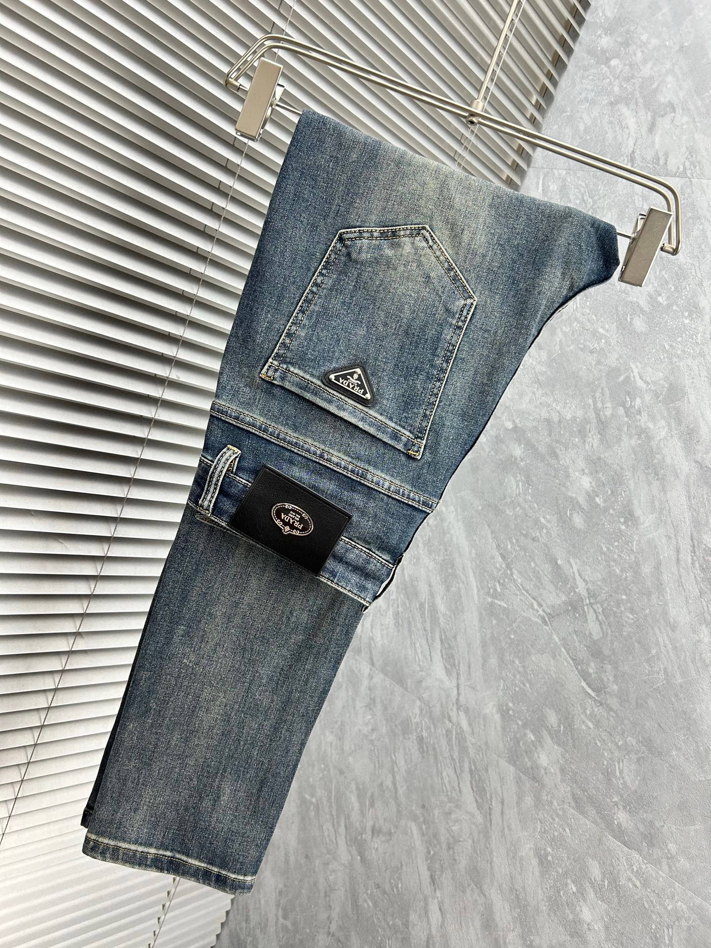 NO:913363,Prada’s new spring and summer slim straight jeans!  Heavy-duty fermentation and washing process, the slim straight version with elastic upper body is very comfortable, and it is very classy to wear. Needless to say, the style and tailoring of the pants, the G mesh logo is highly recognizable!  Truly a first-class top trendy product!  Really top-notch jeans, using Turkish cotton to produce the most famous denim fabric. The quality is outstanding. After heavy-duty fermentation and washing, the pants are very soft!  The straight-leg version is not picky and the upper body is absolutely stylish!  !  !  Size 29——3837,,prada,jeans,19860909普拉达春夏新款修身直筒牛仔裤！重工酵磨水洗工艺,修身直筒版型带弹力上身非常舒适,穿出去非常有档次,裤型款式和裁剪亦无需多言 ,G网Logo辨识度极高！真正一等一顶级潮品！真正殿堂级的牛仔裤,选用土耳其的棉花 生产出最有名的单宁布 品质卓然,经过重工酵磨水洗使得裤子很柔软！直脚的版型 不挑人 上身绝对的有型！！！尺码29——3837,,prada,jeans,,Men's clothing