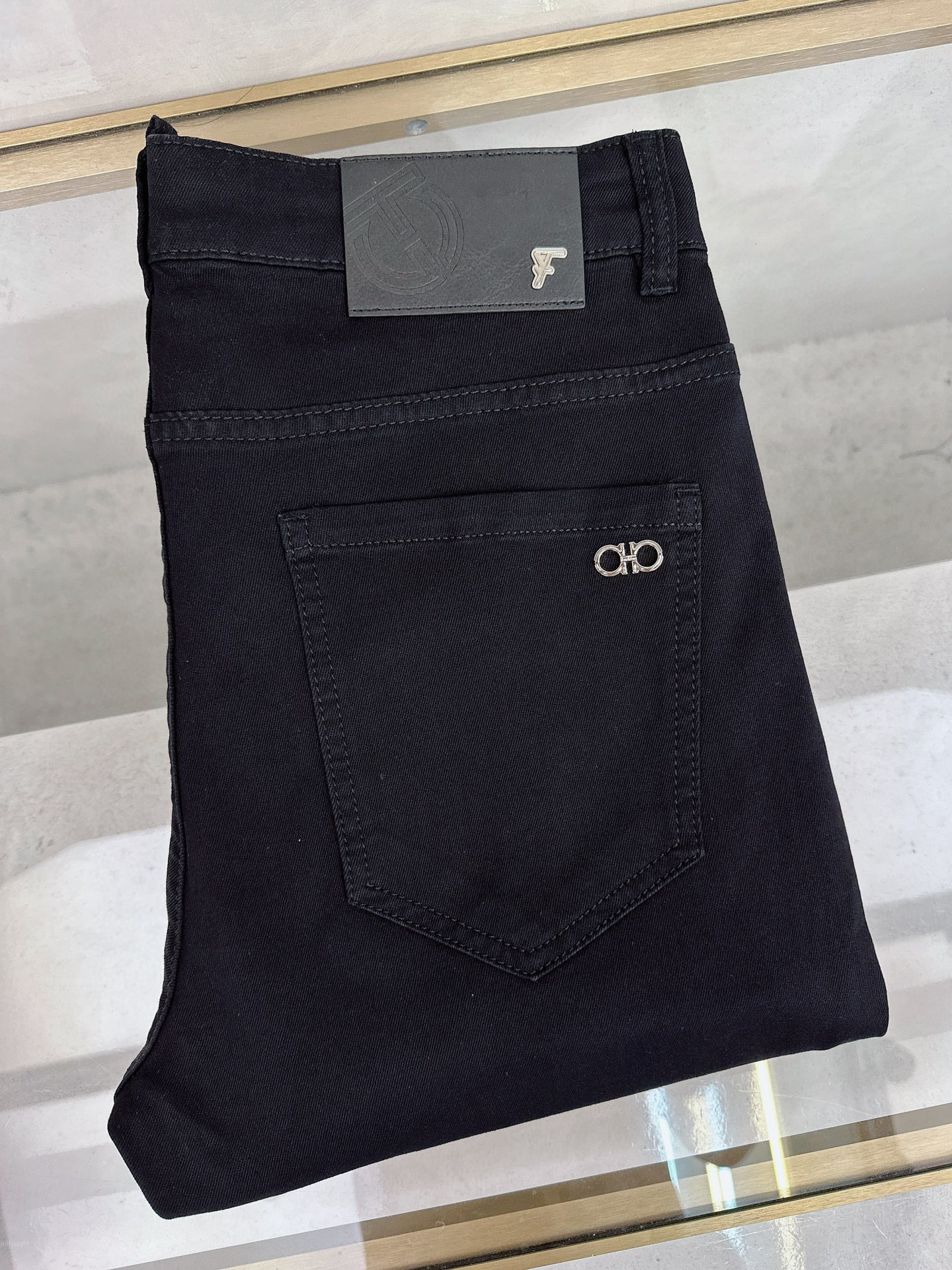 NO:910803,Ferragamo's new spring and summer slim straight jeans!  Heavy-duty fermentation and washing process, the slim straight version with elastic upper body is very comfortable, and it is very classy to wear. Needless to say, the style and tailoring of the pants, the G mesh logo is highly recognizable!  Truly a first-class top trendy product!  Really top-notch jeans, using Turkish cotton to produce the most famous denim fabric. The quality is outstanding. After heavy-duty fermentation and washing, the pants are very soft!  The straight-leg version is not picky and the upper body is absolutely stylish!  !  !  Size 29——3837,,ferragamo,jeans,19860909菲拉格慕春夏新款修身直筒牛仔裤！重工酵磨水洗工艺,修身直筒版型带弹力上身非常舒适,穿出去非常有档次,裤型款式和裁剪亦无需多言 ,G网Logo辨识度极高！真正一等一顶级潮品！真正殿堂级的牛仔裤,选用土耳其的棉花 生产出最有名的单宁布 品质卓然,经过重工酵磨水洗使得裤子很柔软！直脚的版型 不挑人 上身绝对的有型！！！尺码29——3837,,ferragamo,jeans,,Men's clothing