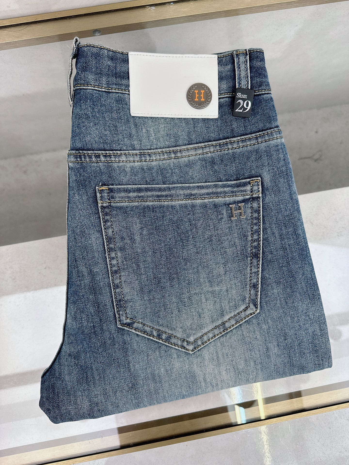 NO:910839,Hermes new spring and summer slim straight jeans!  Heavy-duty fermentation and washing process, the slim straight version with elastic upper body is very comfortable, and it is very classy to wear. Needless to say, the style and tailoring of the pants, the G mesh logo is highly recognizable!  Truly a first-class top trendy product!  Really top-notch jeans, using Turkish cotton to produce the most famous denim fabric. The quality is outstanding. After heavy-duty fermentation and washing, the pants are very soft!  The straight-leg version is not picky and the upper body is absolutely stylish!  !  !  Size 29——3837,,hermes,jeans,19860909爱马仕春夏新款修身直筒牛仔裤！重工酵磨水洗工艺,修身直筒版型带弹力上身非常舒适,穿出去非常有档次,裤型款式和裁剪亦无需多言 ,G网Logo辨识度极高！真正一等一顶级潮品！真正殿堂级的牛仔裤,选用土耳其的棉花 生产出最有名的单宁布 品质卓然,经过重工酵磨水洗使得裤子很柔软！直脚的版型 不挑人 上身绝对的有型！！！尺码29——3837,,hermes,jeans,,Men's clothing