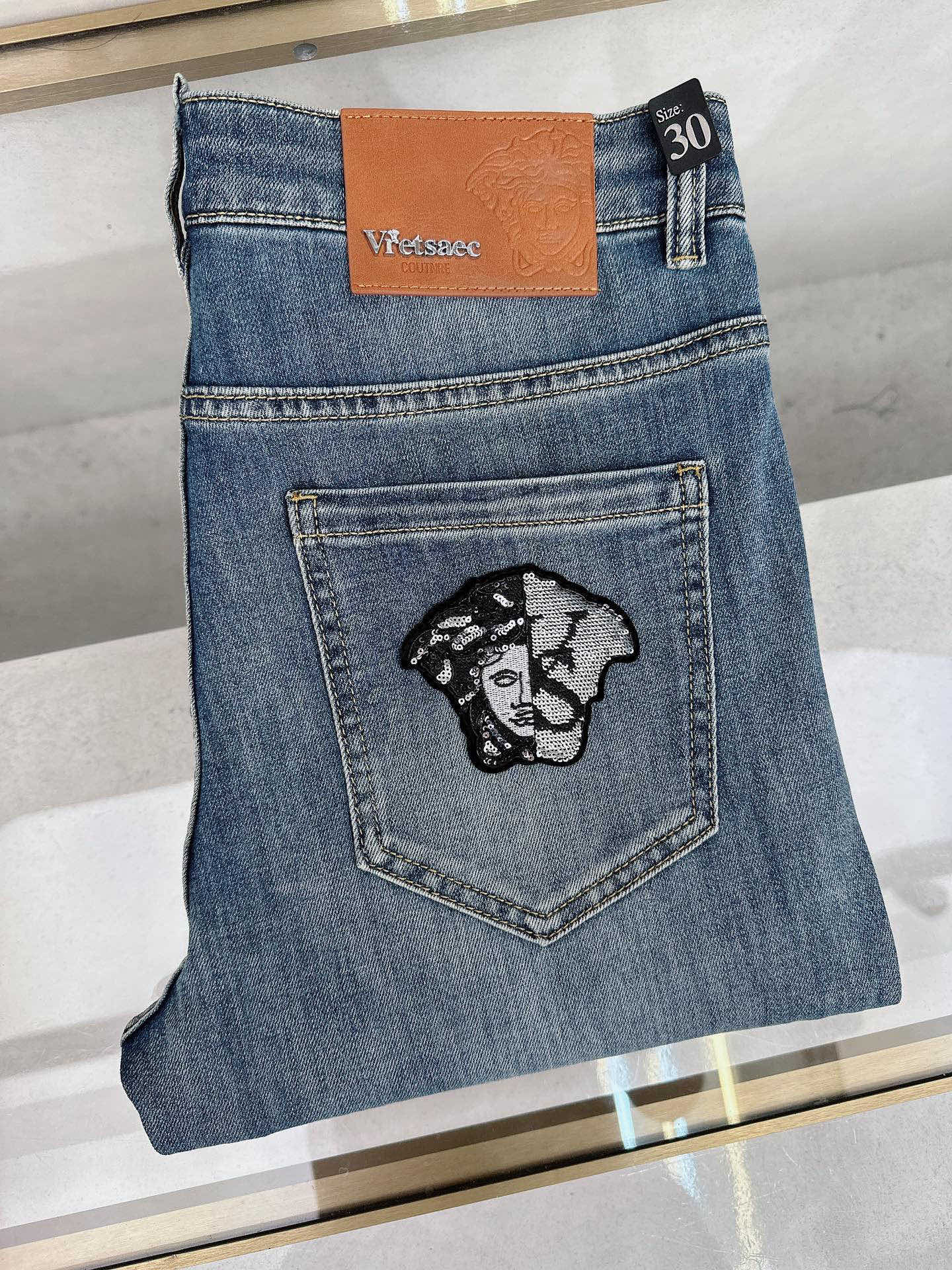 NO:910835,Versace's new spring and summer slim straight jeans!  Heavy-duty fermentation and washing process, the slim straight version with elastic upper body is very comfortable, and it is very classy to wear. Needless to say, the style and tailoring of the pants, the G mesh logo is highly recognizable!  Truly a first-class top trendy product!  Really top-notch jeans, using Turkish cotton to produce the most famous denim fabric. The quality is outstanding. After heavy-duty fermentation and washing, the pants are very soft!  The straight-leg version is not picky and the upper body is absolutely stylish!  !  !  Size 29——3837,versace,jeans,19860909范思哲春夏新款修身直筒牛仔裤！重工酵磨水洗工艺,修身直筒版型带弹力上身非常舒适,穿出去非常有档次,裤型款式和裁剪亦无需多言 ,G网Logo辨识度极高！真正一等一顶级潮品！真正殿堂级的牛仔裤,选用土耳其的棉花 生产出最有名的单宁布 品质卓然,经过重工酵磨水洗使得裤子很柔软！直脚的版型 不挑人 上身绝对的有型！！！尺码29——3837,,versace,jeans,,Men's clothing