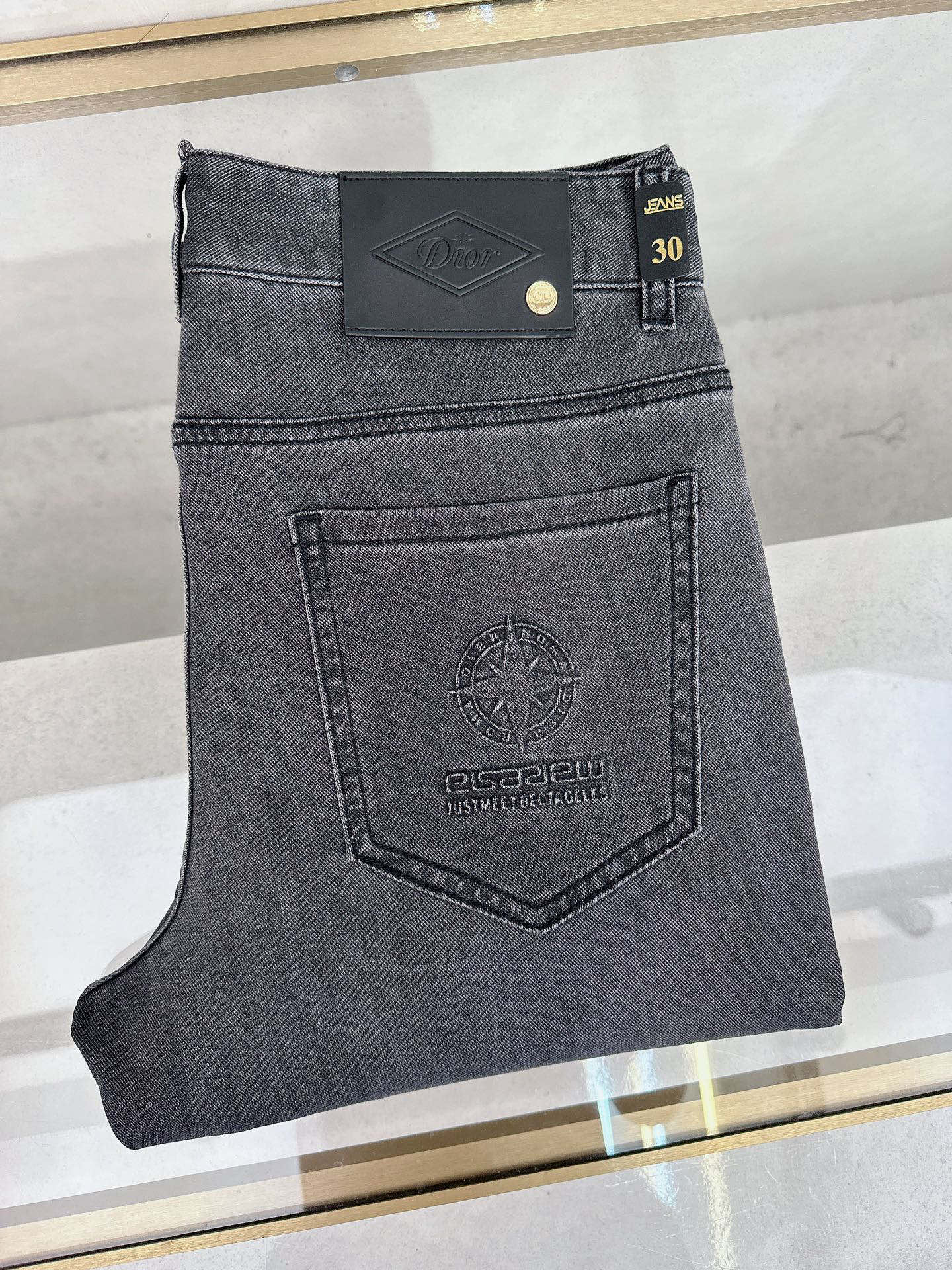 NO:910831,Dior's new spring and summer slim straight jeans!  Heavy-duty fermentation and washing process, the slim straight version with elastic upper body is very comfortable, and it is very classy to wear. Needless to say, the style and tailoring of the pants, the G mesh logo is highly recognizable!  Truly a first-class top trendy product!  Really top-notch jeans, using Turkish cotton to produce the most famous denim fabric. The quality is outstanding. After heavy-duty fermentation and washing, the pants are very soft!  The straight-leg version is not picky and the upper body is absolutely stylish!  !  !  Size 29——3837,,dior,jeans,19860909Dior春夏新款修身直筒牛仔裤！重工酵磨水洗工艺,修身直筒版型带弹力上身非常舒适,穿出去非常有档次,裤型款式和裁剪亦无需多言 ,G网Logo辨识度极高！真正一等一顶级潮品！真正殿堂级的牛仔裤,选用土耳其的棉花 生产出最有名的单宁布 品质卓然,经过重工酵磨水洗使得裤子很柔软！直脚的版型 不挑人 上身绝对的有型！！！尺码29——3837,,dior,jeans,,Men's clothing