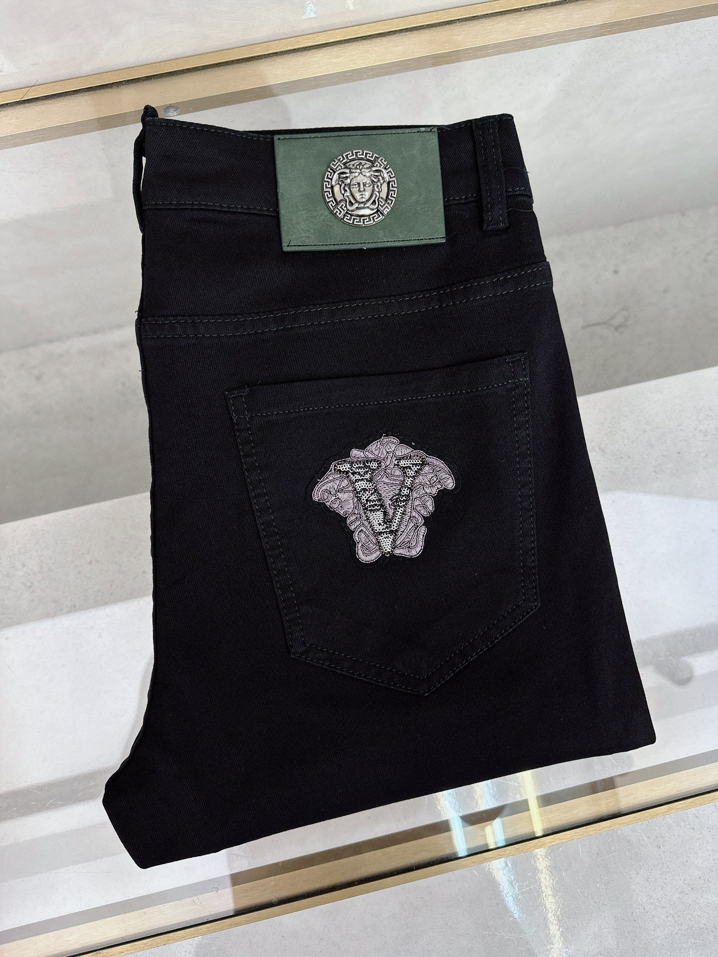 NO:937059,Versace's new spring and summer slim straight jeans!  Heavy-duty fermentation and washing process, the slim straight version with elastic upper body is very comfortable, and it is very classy to wear. Needless to say, the style and tailoring of the pants, the G mesh logo is highly recognizable!  Truly a first-class top trendy product!  Really top-notch jeans, using Turkish cotton to produce the most famous denim fabric. The quality is outstanding. After heavy-duty fermentation and washing, the pants are very soft!  The straight-leg version is not picky and the upper body is absolutely stylish!  !  !  Size 29——3837,versace,jeans,19860909范思哲春夏新款修身直筒牛仔裤！重工酵磨水洗工艺,修身直筒版型带弹力上身非常舒适,穿出去非常有档次,裤型款式和裁剪亦无需多言 ,G网Logo辨识度极高！真正一等一顶级潮品！真正殿堂级的牛仔裤,选用土耳其的棉花 生产出最有名的单宁布 品质卓然,经过重工酵磨水洗使得裤子很柔软！直脚的版型 不挑人 上身绝对的有型！！！尺码29——3837,,versace,jeans,,Men's clothing