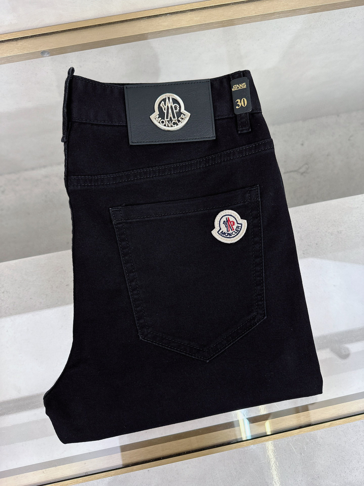 NO:910827,Mengkou's new spring and summer slim straight jeans!  Heavy-duty fermentation and washing process, the slim straight version with elastic upper body is very comfortable, and it is very classy to wear. Needless to say, the style and tailoring of the pants, the G mesh logo is highly recognizable!  Truly a first-class top trendy product!  Really top-notch jeans, using Turkish cotton to produce the most famous denim fabric. The quality is outstanding. After heavy-duty fermentation and washing, the pants are very soft!  The straight-leg version is not picky and the upper body is absolutely stylish!  !  !  Size 29——3837,,Moncler,jeans,19860909蒙口春夏新款修身直筒牛仔裤！重工酵磨水洗工艺,修身直筒版型带弹力上身非常舒适,穿出去非常有档次,裤型款式和裁剪亦无需多言 ,G网Logo辨识度极高！真正一等一顶级潮品！真正殿堂级的牛仔裤,选用土耳其的棉花 生产出最有名的单宁布 品质卓然,经过重工酵磨水洗使得裤子很柔软！直脚的版型 不挑人 上身绝对的有型！！！尺码29——3837,,Moncler,jeans,,Men's clothing