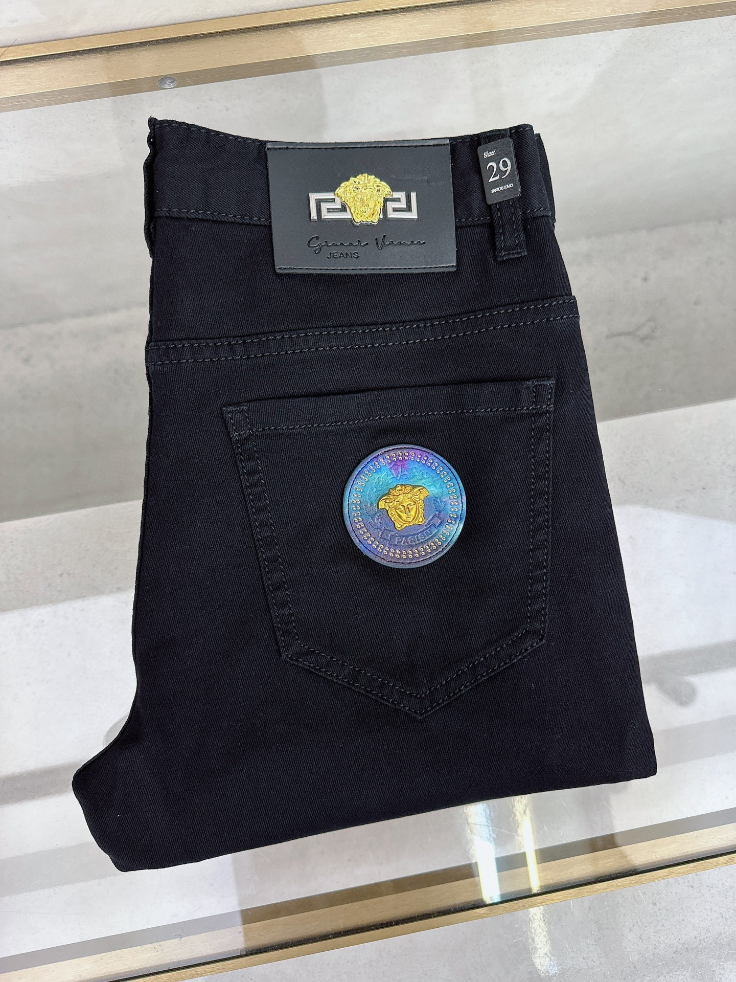 NO:937060,Versace's new spring and summer slim straight jeans!  Heavy-duty fermentation and washing process, the slim straight version with elastic upper body is very comfortable, and it is very classy to wear. Needless to say, the style and tailoring of the pants, the G mesh logo is highly recognizable!  Truly a first-class top trendy product!  Really top-notch jeans, using Turkish cotton to produce the most famous denim fabric. The quality is outstanding. After heavy-duty fermentation and washing, the pants are very soft!  The straight-leg version is not picky and the upper body is absolutely stylish!  !  !  Size 29——3837,versace,jeans,19860909范思哲春夏新款修身直筒牛仔裤！重工酵磨水洗工艺,修身直筒版型带弹力上身非常舒适,穿出去非常有档次,裤型款式和裁剪亦无需多言 ,G网Logo辨识度极高！真正一等一顶级潮品！真正殿堂级的牛仔裤,选用土耳其的棉花 生产出最有名的单宁布 品质卓然,经过重工酵磨水洗使得裤子很柔软！直脚的版型 不挑人 上身绝对的有型！！！尺码29——3837,,versace,jeans,,Men's clothing