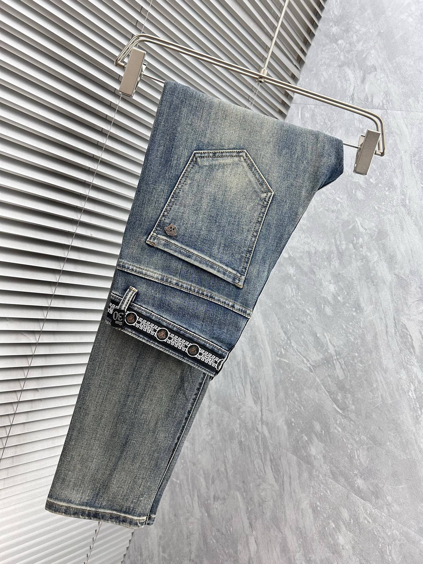 NO:918019,Versace's new spring and summer slim straight jeans!  Heavy-duty fermentation and washing process, the slim straight version with elastic upper body is very comfortable, and it is very classy to wear. Needless to say, the style and tailoring of the pants, the G mesh logo is highly recognizable!  Truly a first-class top trendy product!  Really top-notch jeans, using Turkish cotton to produce the most famous denim fabric. The quality is outstanding. After heavy-duty fermentation and washing, the pants are very soft!  The straight-leg version is not picky and the upper body is absolutely stylish!  !  !  Size 29——3837,versace,jeans,19860909范思哲春夏新款修身直筒牛仔裤！重工酵磨水洗工艺,修身直筒版型带弹力上身非常舒适,穿出去非常有档次,裤型款式和裁剪亦无需多言 ,G网Logo辨识度极高！真正一等一顶级潮品！真正殿堂级的牛仔裤,选用土耳其的棉花 生产出最有名的单宁布 品质卓然,经过重工酵磨水洗使得裤子很柔软！直脚的版型 不挑人 上身绝对的有型！！！尺码29——3837,,versace,jeans,,Men's clothing