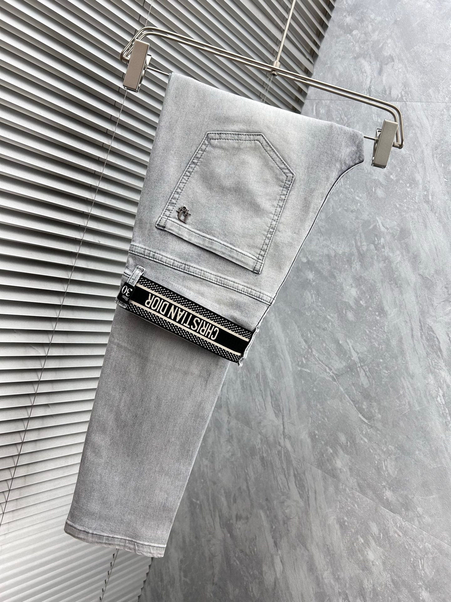 NO:918022,Dior's new spring and summer slim straight jeans!  Heavy-duty fermentation and washing process, the slim straight version with elastic upper body is very comfortable, and it is very classy to wear. Needless to say, the style and tailoring of the pants, the G mesh logo is highly recognizable!  Truly a first-class top trendy product!  Really top-notch jeans, using Turkish cotton to produce the most famous denim fabric. The quality is outstanding. After heavy-duty fermentation and washing, the pants are very soft!  The straight-leg version is not picky and the upper body is absolutely stylish!  !  !  Size 29——3837,,dior,jeans,19860909Dior春夏新款修身直筒牛仔裤！重工酵磨水洗工艺,修身直筒版型带弹力上身非常舒适,穿出去非常有档次,裤型款式和裁剪亦无需多言 ,G网Logo辨识度极高！真正一等一顶级潮品！真正殿堂级的牛仔裤,选用土耳其的棉花 生产出最有名的单宁布 品质卓然,经过重工酵磨水洗使得裤子很柔软！直脚的版型 不挑人 上身绝对的有型！！！尺码29——3837,,dior,jeans,,Men's clothing
