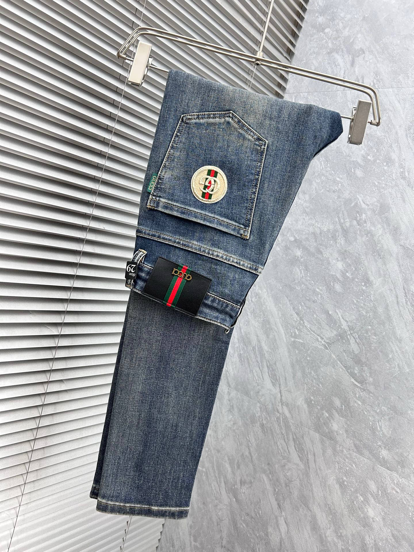 NO:918025,GG's new spring and summer slim straight jeans!  Heavy-duty fermentation and washing process, the slim straight version with elastic upper body is very comfortable, and it is very classy to wear. Needless to say, the style and tailoring of the pants, the G mesh logo is highly recognizable!  Truly a first-class top trendy product!  Really top-notch jeans, using Turkish cotton to produce the most famous denim fabric. The quality is outstanding. After heavy-duty fermentation and washing, the pants are very soft!  The straight-leg version is not picky and the upper body is absolutely stylish!  !  !  Size 29——3837,,jeans,19860909GG春夏新款修身直筒牛仔裤！重工酵磨水洗工艺,修身直筒版型带弹力上身非常舒适,穿出去非常有档次,裤型款式和裁剪亦无需多言 ,G网Logo辨识度极高！真正一等一顶级潮品！真正殿堂级的牛仔裤,选用土耳其的棉花 生产出最有名的单宁布 品质卓然,经过重工酵磨水洗使得裤子很柔软！直脚的版型 不挑人 上身绝对的有型！！！尺码29——3837,,jeans,,Men's clothing