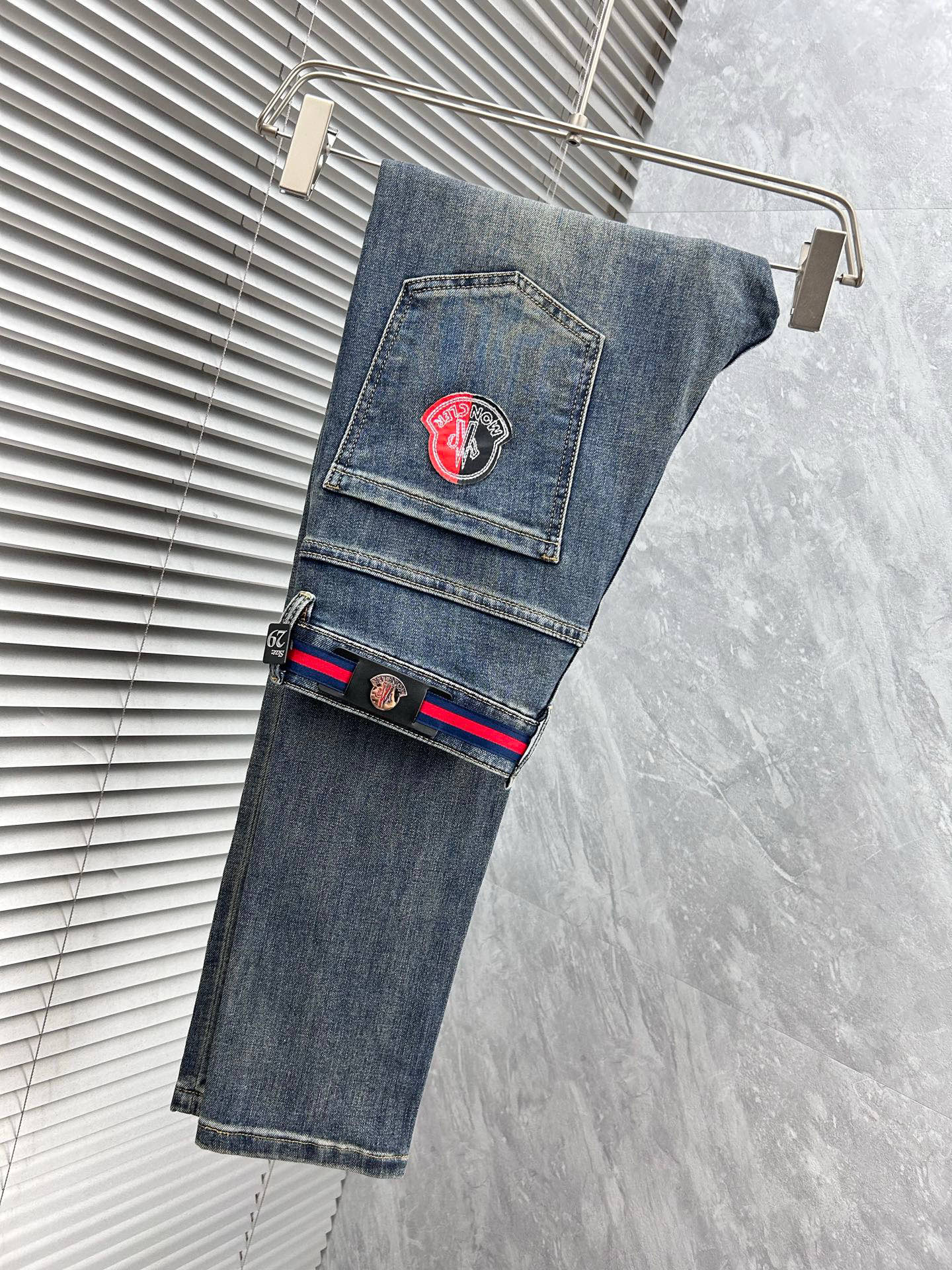 NO:918028,Mengkou's new spring and summer slim straight jeans!  Heavy-duty fermentation and washing process, the slim straight version with elastic upper body is very comfortable, and it is very classy to wear. Needless to say, the style and tailoring of the pants, the G mesh logo is highly recognizable!  Truly a first-class top trendy product!  Really top-notch jeans, using Turkish cotton to produce the most famous denim fabric. The quality is outstanding. After heavy-duty fermentation and washing, the pants are very soft!  The straight-leg version is not picky and the upper body is absolutely stylish!  !  !  Size 29——3837,,Moncler,jeans,19860909蒙口春夏新款修身直筒牛仔裤！重工酵磨水洗工艺,修身直筒版型带弹力上身非常舒适,穿出去非常有档次,裤型款式和裁剪亦无需多言 ,G网Logo辨识度极高！真正一等一顶级潮品！真正殿堂级的牛仔裤,选用土耳其的棉花 生产出最有名的单宁布 品质卓然,经过重工酵磨水洗使得裤子很柔软！直脚的版型 不挑人 上身绝对的有型！！！尺码29——3837,,Moncler,jeans,,Men's clothing
