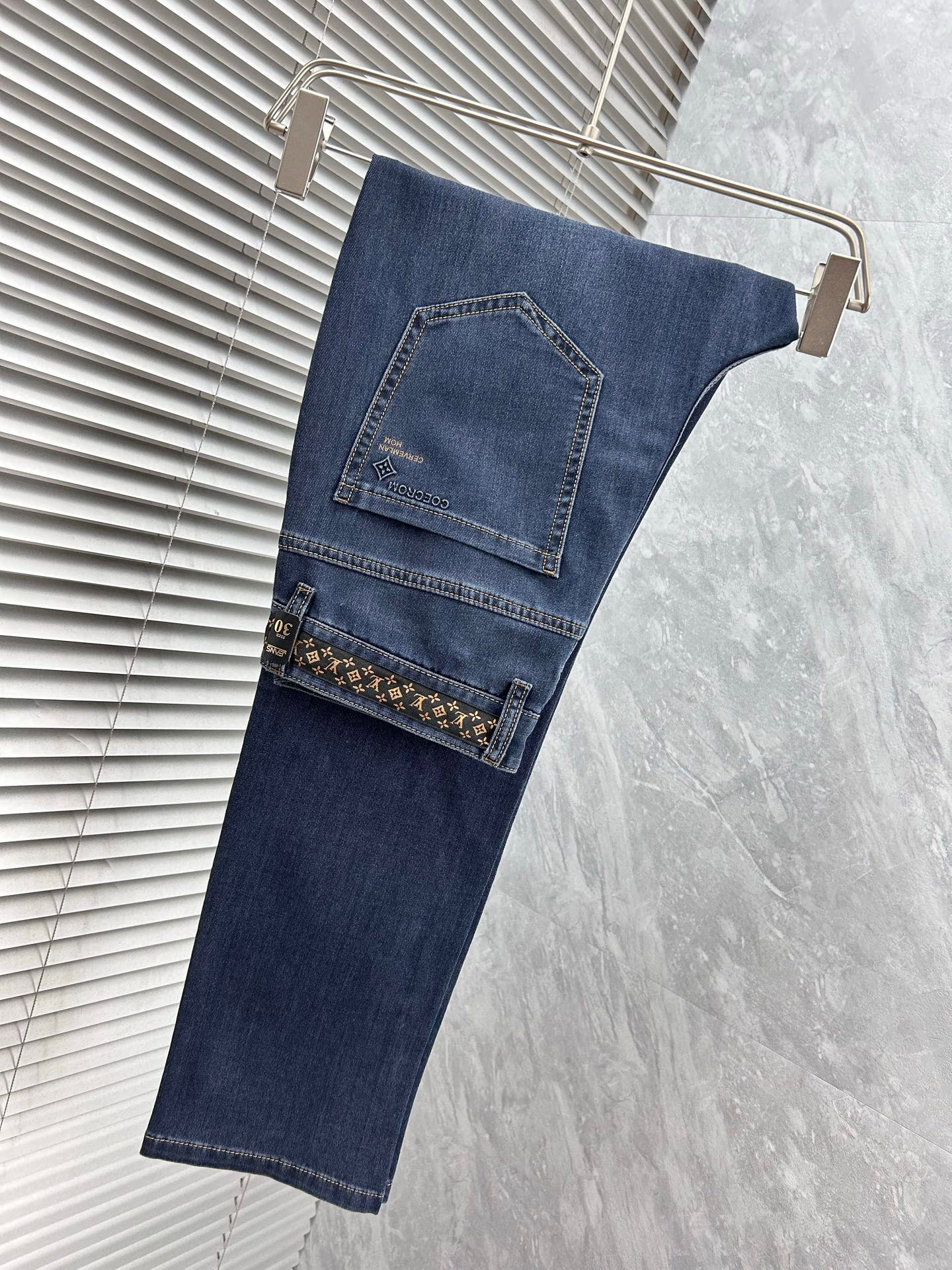 NO:918031,LV’s new spring and summer slim straight jeans!  Heavy-duty fermentation and washing process, the slim straight version with elastic upper body is very comfortable, and it is very classy to wear. Needless to say, the style and tailoring of the pants, the G mesh logo is highly recognizable!  Truly a first-class top trendy product!  Really top-notch jeans, using Turkish cotton to produce the most famous denim fabric. The quality is outstanding. After heavy-duty fermentation and washing, the pants are very soft!  The straight-leg version is not picky and the upper body is absolutely stylish!  !  !  Size 29——3837,,louis vuitton,jeans,19860909LV春夏新款修身直筒牛仔裤！重工酵磨水洗工艺,修身直筒版型带弹力上身非常舒适,穿出去非常有档次,裤型款式和裁剪亦无需多言 ,G网Logo辨识度极高！真正一等一顶级潮品！真正殿堂级的牛仔裤,选用土耳其的棉花 生产出最有名的单宁布 品质卓然,经过重工酵磨水洗使得裤子很柔软！直脚的版型 不挑人 上身绝对的有型！！！尺码29——3837,,louis vuitton,jeans,,Men's clothing