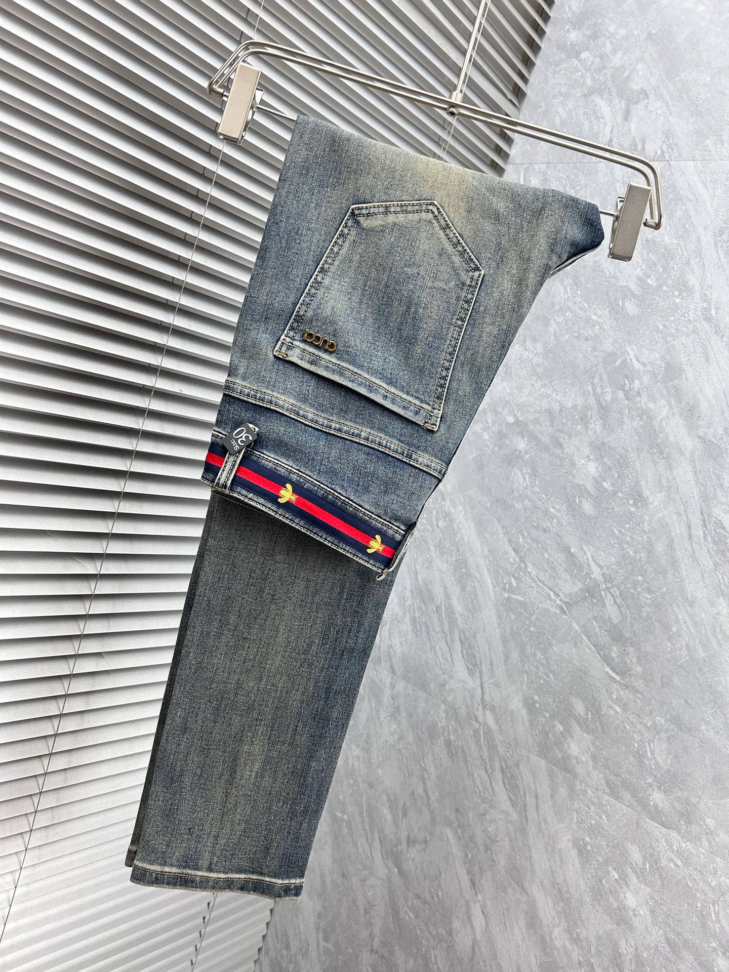 NO:918034,GG's new spring and summer slim straight jeans!  Heavy-duty fermentation and washing process, the slim straight version with elastic upper body is very comfortable, and it is very classy to wear. Needless to say, the style and tailoring of the pants, the G mesh logo is highly recognizable!  Truly a first-class top trendy product!  Really top-notch jeans, using Turkish cotton to produce the most famous denim fabric. The quality is outstanding. After heavy-duty fermentation and washing, the pants are very soft!  The straight-leg version is not picky and the upper body is absolutely stylish!  !  !  Size 29——3837,,jeans,19860909GG春夏新款修身直筒牛仔裤！重工酵磨水洗工艺,修身直筒版型带弹力上身非常舒适,穿出去非常有档次,裤型款式和裁剪亦无需多言 ,G网Logo辨识度极高！真正一等一顶级潮品！真正殿堂级的牛仔裤,选用土耳其的棉花 生产出最有名的单宁布 品质卓然,经过重工酵磨水洗使得裤子很柔软！直脚的版型 不挑人 上身绝对的有型！！！尺码29——3837,,jeans,,Men's clothing