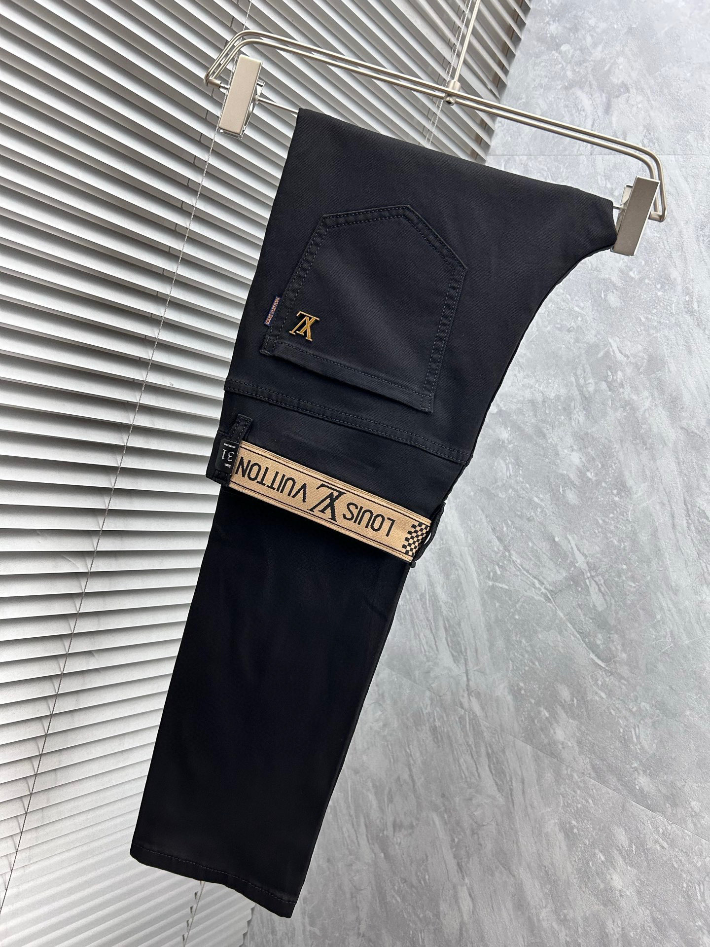 NO:918037,LV’s new spring and summer slim straight jeans!  Heavy-duty fermentation and washing process, the slim straight version with elastic upper body is very comfortable, and it is very classy to wear. Needless to say, the style and tailoring of the pants, the G mesh logo is highly recognizable!  Truly a first-class top trendy product!  Really top-notch jeans, using Turkish cotton to produce the most famous denim fabric. The quality is outstanding. After heavy-duty fermentation and washing, the pants are very soft!  The straight-leg version is not picky and the upper body is absolutely stylish!  !  !  Size 29——3837,,louis vuitton,jeans,19860909LV春夏新款修身直筒牛仔裤！重工酵磨水洗工艺,修身直筒版型带弹力上身非常舒适,穿出去非常有档次,裤型款式和裁剪亦无需多言 ,G网Logo辨识度极高！真正一等一顶级潮品！真正殿堂级的牛仔裤,选用土耳其的棉花 生产出最有名的单宁布 品质卓然,经过重工酵磨水洗使得裤子很柔软！直脚的版型 不挑人 上身绝对的有型！！！尺码29——3837,,louis vuitton,jeans,,Men's clothing