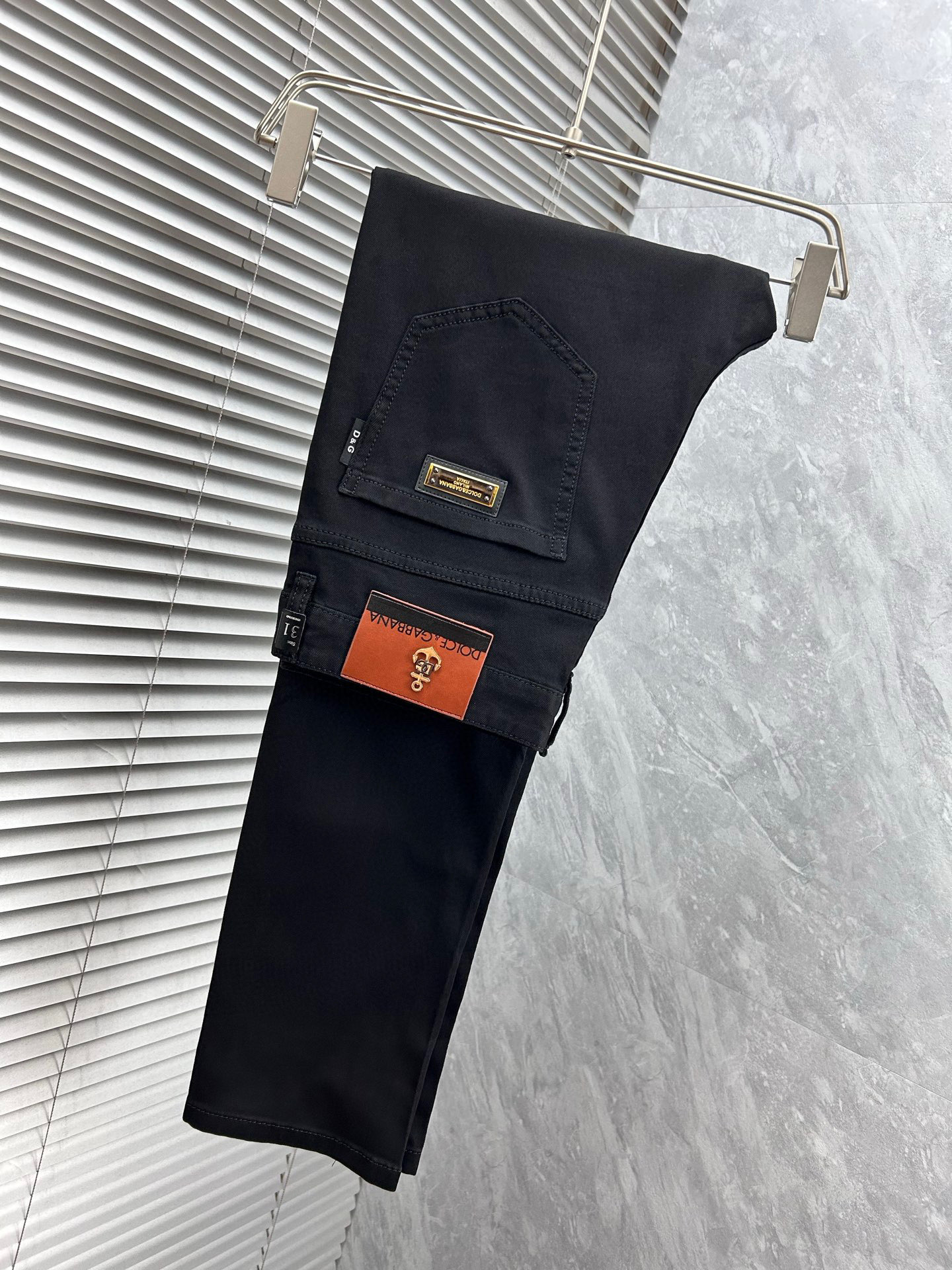 NO:918040,DG's new spring and summer slim straight jeans!  Heavy-duty fermentation and washing process, the slim straight version with elastic upper body is very comfortable, and it is very classy to wear. Needless to say, the style and tailoring of the pants, the G mesh logo is highly recognizable!  Truly a first-class top trendy product!  Really top-notch jeans, using Turkish cotton to produce the most famous denim fabric. The quality is outstanding. After heavy-duty fermentation and washing, the pants are very soft!  The straight-leg version is not picky and the upper body is absolutely stylish!  !  !  Size 29——3837,,jeans,19860909DG春夏新款修身直筒牛仔裤！重工酵磨水洗工艺,修身直筒版型带弹力上身非常舒适,穿出去非常有档次,裤型款式和裁剪亦无需多言 ,G网Logo辨识度极高！真正一等一顶级潮品！真正殿堂级的牛仔裤,选用土耳其的棉花 生产出最有名的单宁布 品质卓然,经过重工酵磨水洗使得裤子很柔软！直脚的版型 不挑人 上身绝对的有型！！！尺码29——3837,,jeans,,Men's clothing