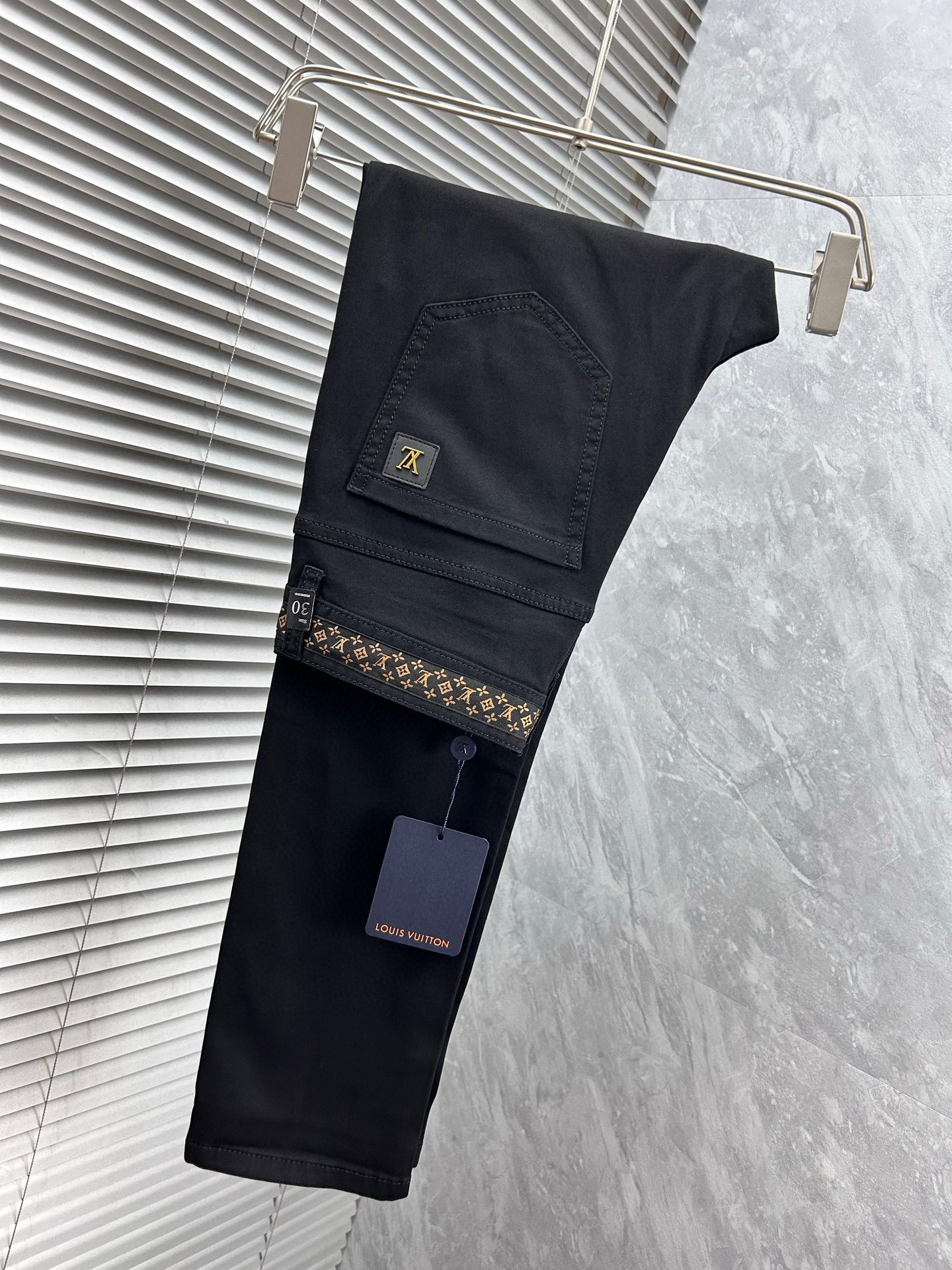 NO:918043,LV’s new spring and summer slim straight jeans!  Heavy-duty fermentation and washing process, the slim straight version with elastic upper body is very comfortable, and it is very classy to wear. Needless to say, the style and tailoring of the pants, the G mesh logo is highly recognizable!  Truly a first-class top trendy product!  Really top-notch jeans, using Turkish cotton to produce the most famous denim fabric. The quality is outstanding. After heavy-duty fermentation and washing, the pants are very soft!  The straight-leg version is not picky and the upper body is absolutely stylish!  !  !  Size 29——3837,,louis vuitton,jeans,19860909LV春夏新款修身直筒牛仔裤！重工酵磨水洗工艺,修身直筒版型带弹力上身非常舒适,穿出去非常有档次,裤型款式和裁剪亦无需多言 ,G网Logo辨识度极高！真正一等一顶级潮品！真正殿堂级的牛仔裤,选用土耳其的棉花 生产出最有名的单宁布 品质卓然,经过重工酵磨水洗使得裤子很柔软！直脚的版型 不挑人 上身绝对的有型！！！尺码29——3837,,louis vuitton,jeans,,Men's clothing