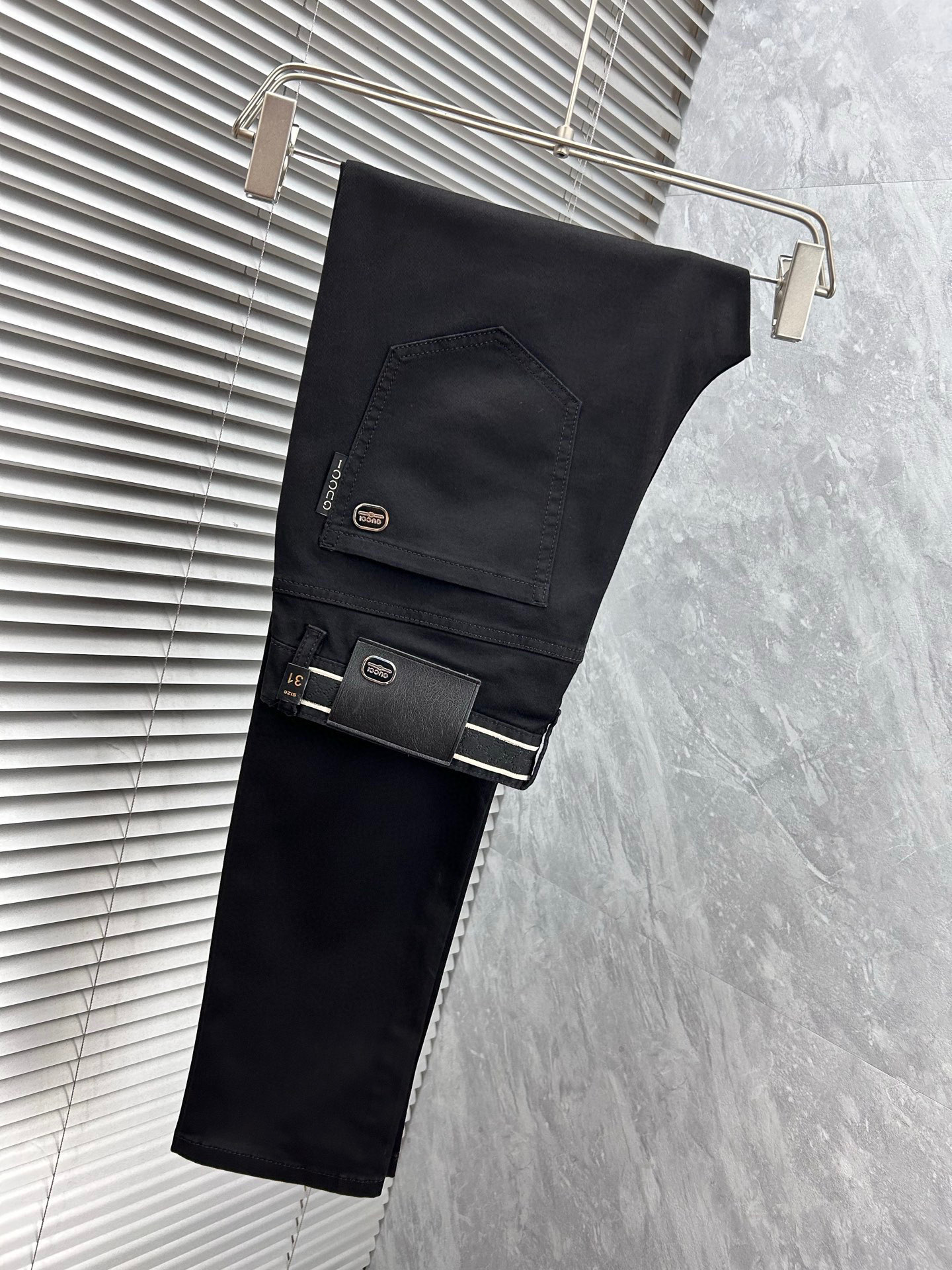 NO:918017,Gucci's new spring and summer slim straight jeans!  Heavy-duty fermentation and washing process, the slim straight version with elastic upper body is very comfortable, and it is very classy to wear. Needless to say, the style and tailoring of the pants, the G mesh logo is highly recognizable!  Truly a first-class top trendy product!  Really top-notch jeans, using Turkish cotton to produce the most famous denim fabric. The quality is outstanding. After heavy-duty fermentation and washing, the pants are very soft!  The straight-leg version is not picky and the upper body is absolutely stylish!  !  !  Size 29——3837,,gucci,jeans,19860909Gucci春夏新款修身直筒牛仔裤！重工酵磨水洗工艺,修身直筒版型带弹力上身非常舒适,穿出去非常有档次,裤型款式和裁剪亦无需多言 ,G网Logo辨识度极高！真正一等一顶级潮品！真正殿堂级的牛仔裤,选用土耳其的棉花 生产出最有名的单宁布 品质卓然,经过重工酵磨水洗使得裤子很柔软！直脚的版型 不挑人 上身绝对的有型！！！尺码29——3837,,gucci,jeans,,Men's clothing