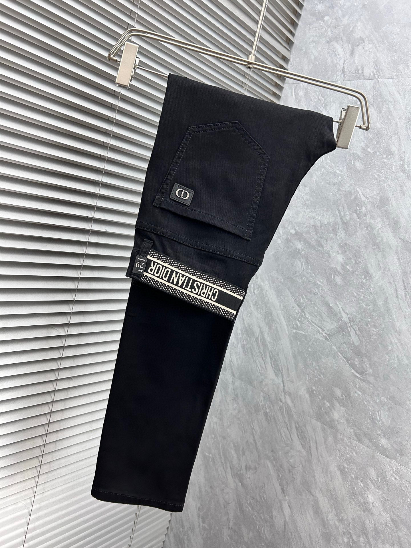 NO:918020,Dior's new spring and summer slim straight jeans!  Heavy-duty fermentation and washing process, the slim straight version with elastic upper body is very comfortable, and it is very classy to wear. Needless to say, the style and tailoring of the pants, the G mesh logo is highly recognizable!  Truly a first-class top trendy product!  Really top-notch jeans, using Turkish cotton to produce the most famous denim fabric. The quality is outstanding. After heavy-duty fermentation and washing, the pants are very soft!  The straight-leg version is not picky and the upper body is absolutely stylish!  !  !  Size 29——3837,,dior,jeans,19860909Dior春夏新款修身直筒牛仔裤！重工酵磨水洗工艺,修身直筒版型带弹力上身非常舒适,穿出去非常有档次,裤型款式和裁剪亦无需多言 ,G网Logo辨识度极高！真正一等一顶级潮品！真正殿堂级的牛仔裤,选用土耳其的棉花 生产出最有名的单宁布 品质卓然,经过重工酵磨水洗使得裤子很柔软！直脚的版型 不挑人 上身绝对的有型！！！尺码29——3837,,dior,jeans,,Men's clothing