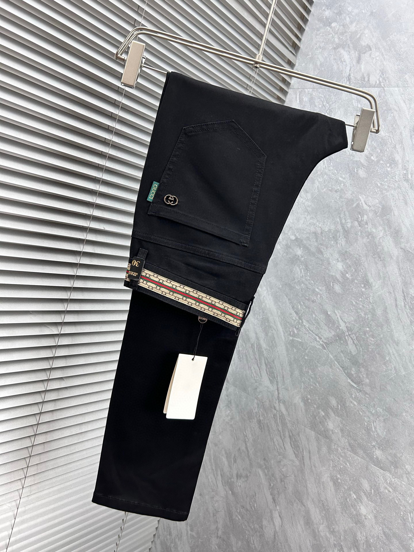 NO:918023,GG's new spring and summer slim straight jeans!  Heavy-duty fermentation and washing process, the slim straight version with elastic upper body is very comfortable, and it is very classy to wear. Needless to say, the style and tailoring of the pants, the G mesh logo is highly recognizable!  Truly a first-class top trendy product!  Really top-notch jeans, using Turkish cotton to produce the most famous denim fabric. The quality is outstanding. After heavy-duty fermentation and washing, the pants are very soft!  The straight-leg version is not picky and the upper body is absolutely stylish!  !  !  Size 29——3837,,jeans,19860909GG春夏新款修身直筒牛仔裤！重工酵磨水洗工艺,修身直筒版型带弹力上身非常舒适,穿出去非常有档次,裤型款式和裁剪亦无需多言 ,G网Logo辨识度极高！真正一等一顶级潮品！真正殿堂级的牛仔裤,选用土耳其的棉花 生产出最有名的单宁布 品质卓然,经过重工酵磨水洗使得裤子很柔软！直脚的版型 不挑人 上身绝对的有型！！！尺码29——3837,,jeans,,Men's clothing