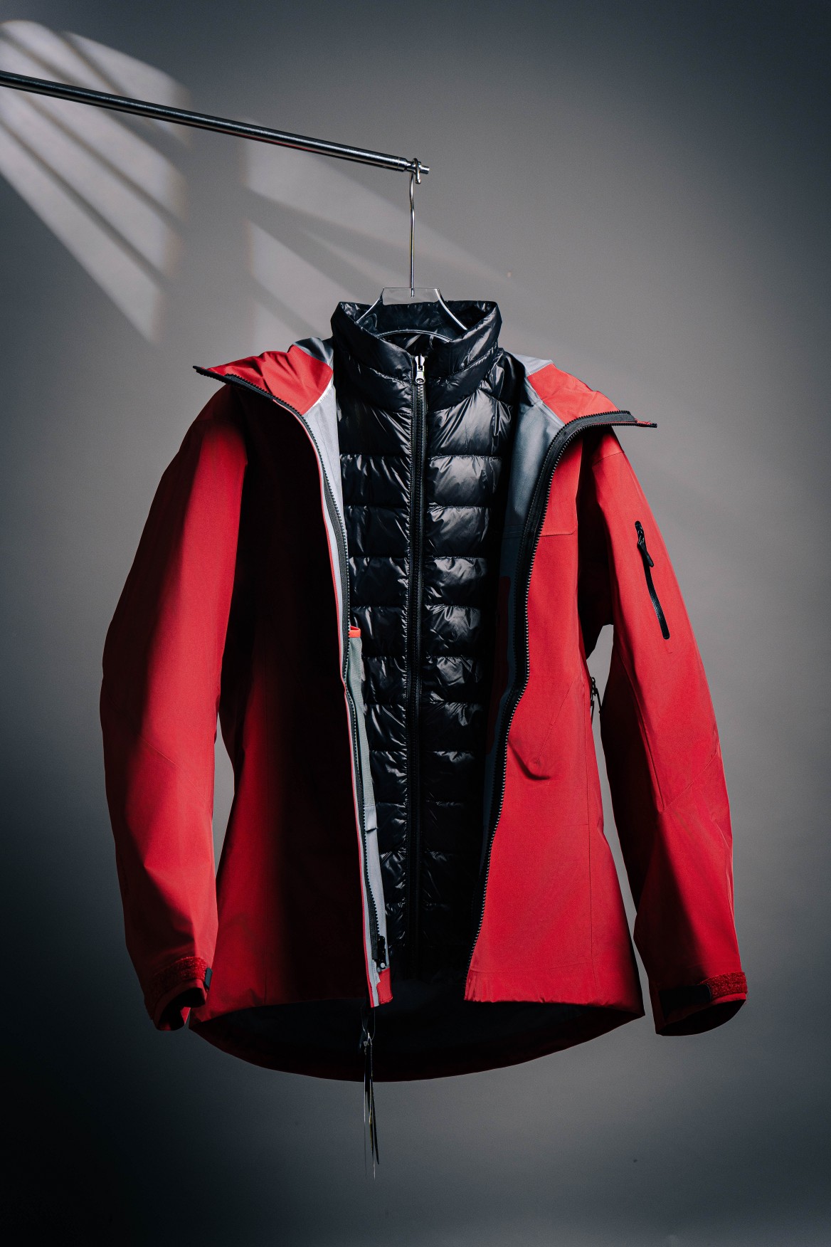 ARC'TERYX 7代硬壳三合一冲锋衣羽绒服 ARC'TERYX始祖🐦硬壳SV第七代三合一羽绒服 大表姐同款❗️跟着穿准没错👌 绝对的素颜神器 随便搭都好看  帅的有点上头了😢 上街Look超出片📷 特点鉴赏: 可调节抽绳下摆 腋下透气拉链设计 经典魔术贴袖口 可调节风帽 可拆卸内胆 颜色:黑银 波尔多红 破晓蓝