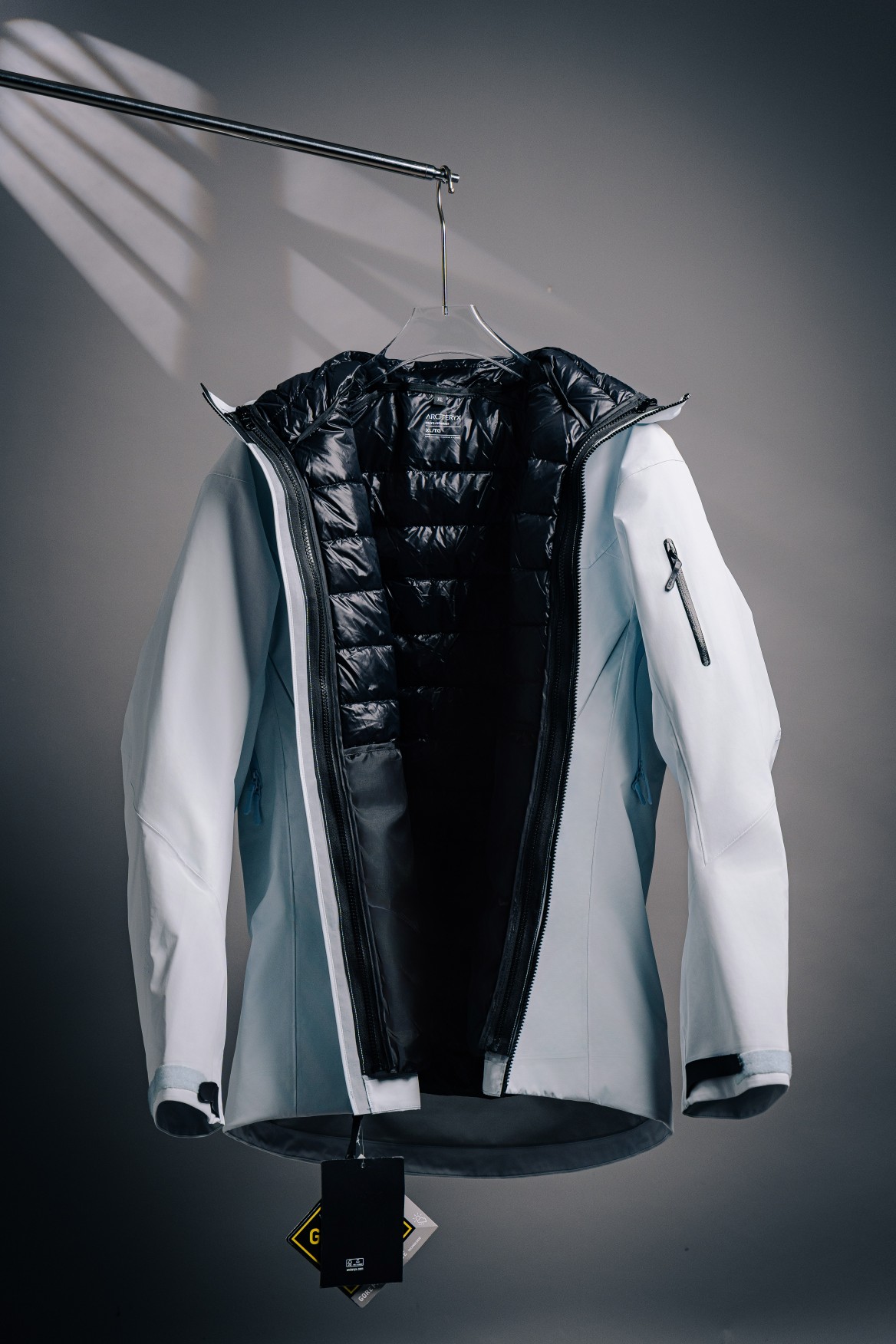 ARC'TERYX 7代硬壳三合一冲锋衣羽绒服 ARC'TERYX始祖🐦硬壳SV第七代三合一羽绒服 大表姐同款❗️跟着穿准没错👌 绝对的素颜神器 随便搭都好看  帅的有点上头了😢 上街Look超出片📷 特点鉴赏: 可调节抽绳下摆 腋下透气拉链设计 经典魔术贴袖口 可调节风帽 可拆卸内胆 颜色:黑银 波尔多红 破晓蓝