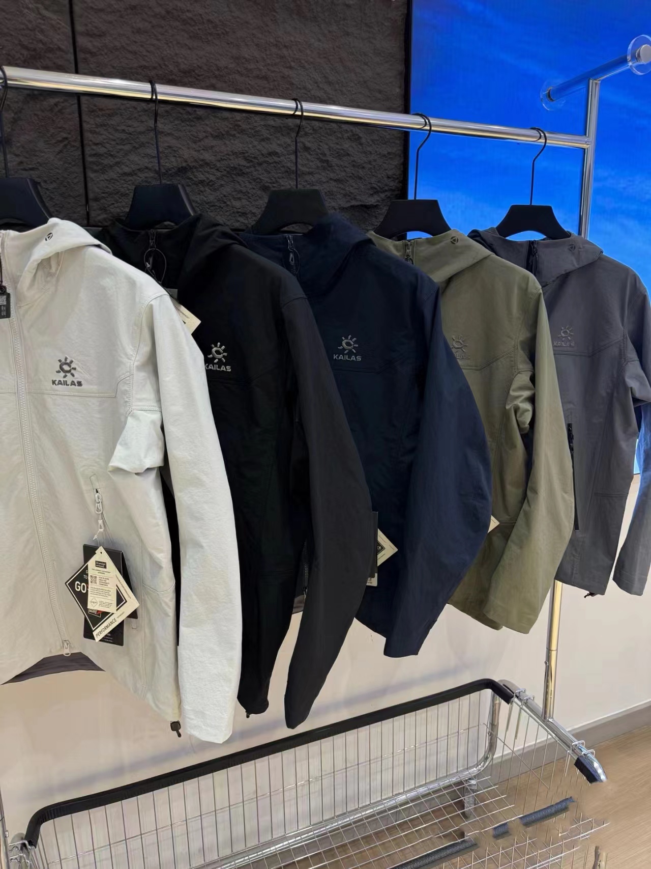 凯*石KAIL*S M8系列运动户外防风防泼水弹力耐磨徒步连帽软壳夹克全码出货