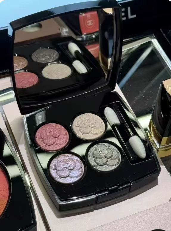 专柜品质/55💰包邮
香奈儿4色眼影盘春季限量版！色号：387#乌托邦。