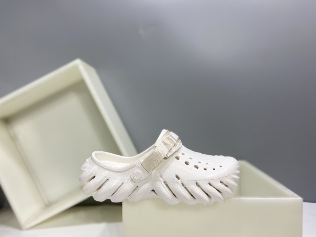 💰220 ＃DG莞产 Crocs Realtree 卡骆驰波波运动沙滩洞洞拖鞋凉鞋 超强LiteRide科技缓震鞋垫加持 官方2023最新款 透明防水袋包装 注意配件需单独购买 超轻Croslite专利材料打造 鞋面更加耐用易清洗 该鞋款轻盈舒适 2002年 经典克骆格诞生 秉承外形简单 穿着舒适的初衷 不断为消费者带来舒适的穿着体验 穿出“趣”味 鞋面洞洞可搭彰显个性的智必星 一鞋两穿 可调节式后跟带增添鞋身的稳固性能 放前面变成愜意舒适的凉拖 放后面行走跑跳更加稳妥 Croslite ™材料 封闭式细胞树脂 能够在体温作用下自动变形以适应脚部形状 涉水性优秀的同时易于清洁 抓地力强 不易打滑 Crocs的核心理念：轻便 灵活 全方位的舒适感 同步官方尺码：M4（36-37） M5（37-38）M6（38-39）M7（39-40）M8（41-42）M9（42-43）M10（43-44）M11（45-46）