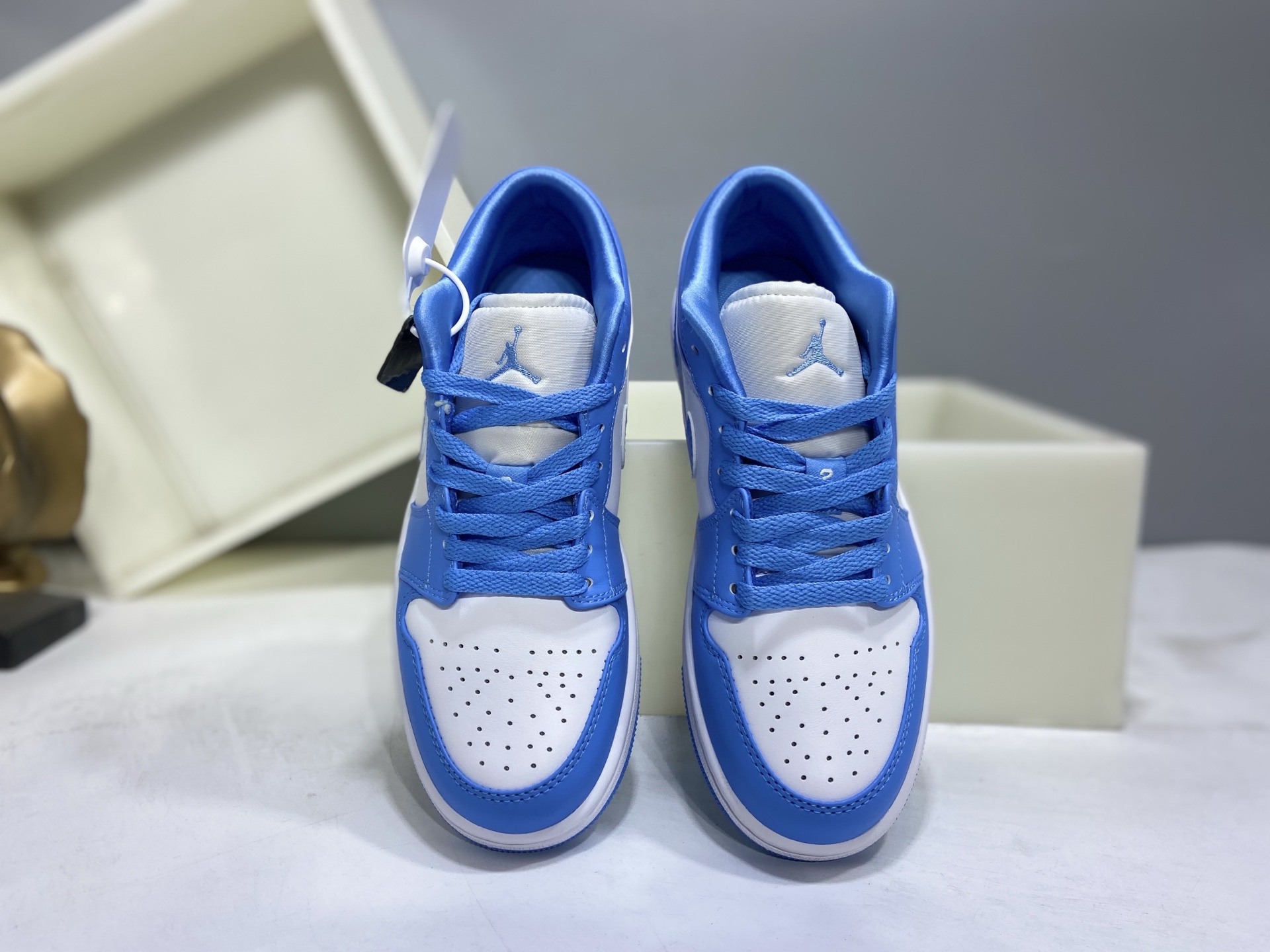 💰160
【H11版本】 Air Jordan 1  AJ1经典复古经典低帮百搭文化篮球鞋 AO9944-441
公司级真标半码制#原档案原数据开发版型#采用荔枝纹头层皮革鞋面材质#原厂立体填充鞋舌海绵#中底注胶孔及缜密中底拉帮工艺#原数据开发模具大底 
尺码：35.5 36 36.5 37.5 38 38.5 39 40 40.5 41 42 42.5 43 44 44.5 45 46 47.5