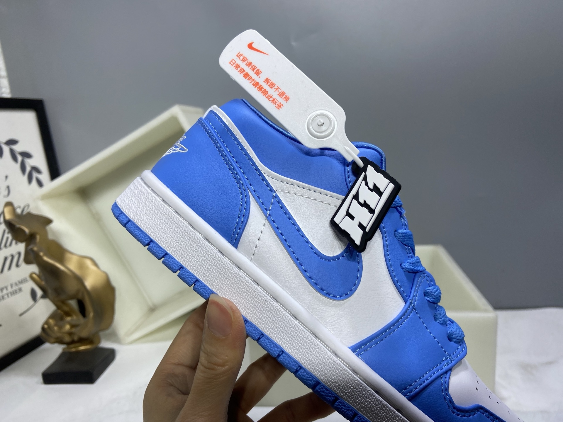 💰160
【H11版本】 Air Jordan 1  AJ1经典复古经典低帮百搭文化篮球鞋 AO9944-441
公司级真标半码制#原档案原数据开发版型#采用荔枝纹头层皮革鞋面材质#原厂立体填充鞋舌海绵#中底注胶孔及缜密中底拉帮工艺#原数据开发模具大底 
尺码：35.5 36 36.5 37.5 38 38.5 39 40 40.5 41 42 42.5 43 44 44.5 45 46 47.5