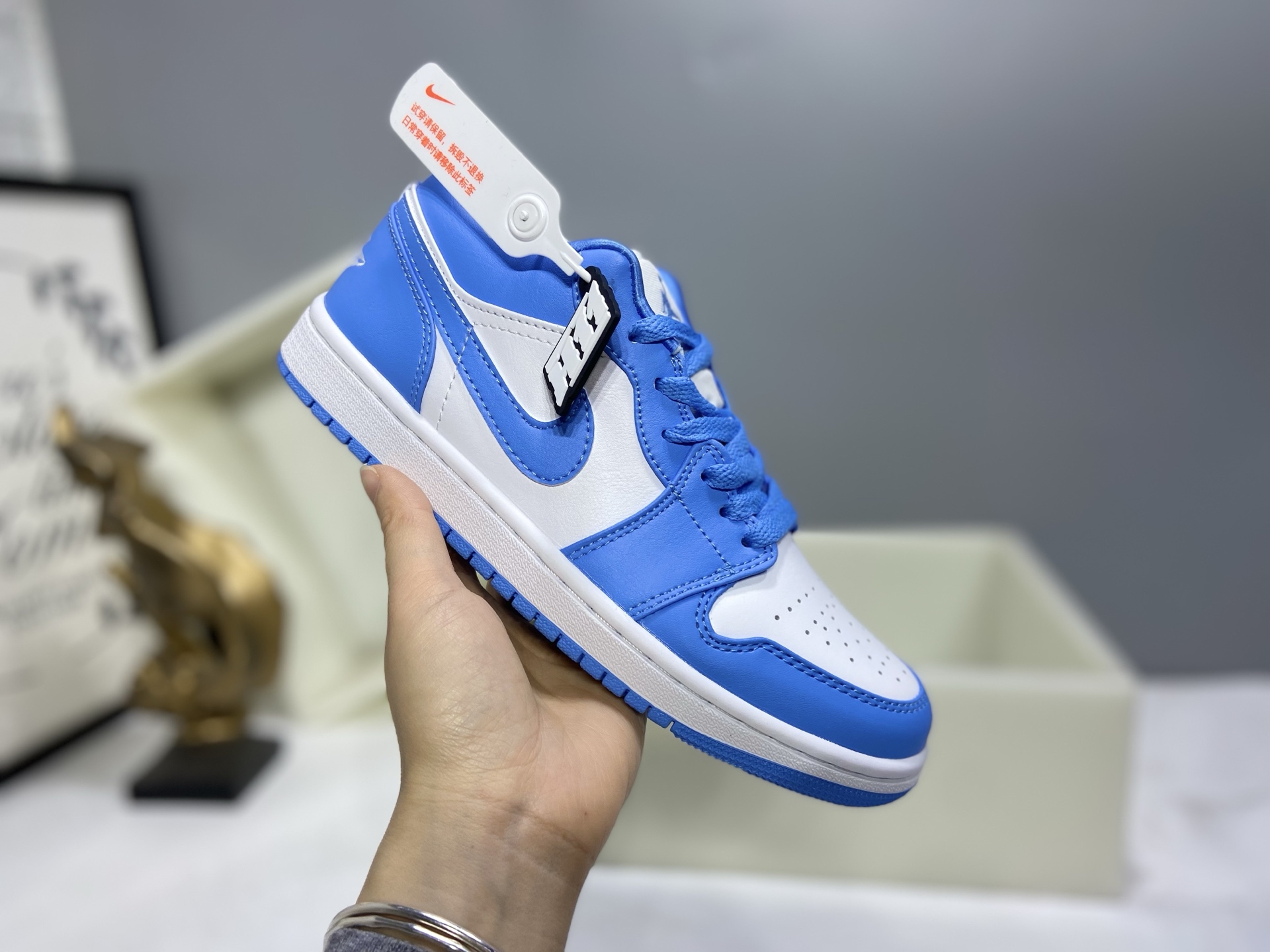 💰160
【H11版本】 Air Jordan 1  AJ1经典复古经典低帮百搭文化篮球鞋 AO9944-441
公司级真标半码制#原档案原数据开发版型#采用荔枝纹头层皮革鞋面材质#原厂立体填充鞋舌海绵#中底注胶孔及缜密中底拉帮工艺#原数据开发模具大底 
尺码：35.5 36 36.5 37.5 38 38.5 39 40 40.5 41 42 42.5 43 44 44.5 45 46 47.5