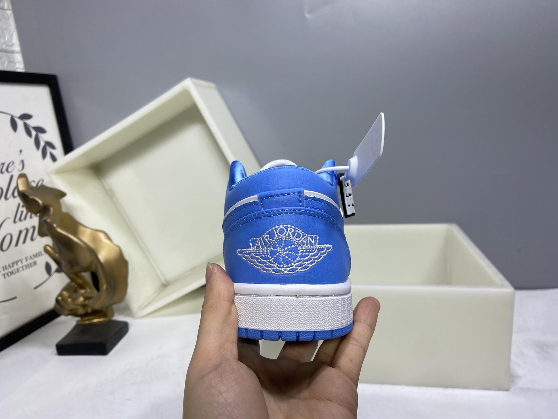 💰160
【H11版本】 Air Jordan 1  AJ1经典复古经典低帮百搭文化篮球鞋 AO9944-441
公司级真标半码制#原档案原数据开发版型#采用荔枝纹头层皮革鞋面材质#原厂立体填充鞋舌海绵#中底注胶孔及缜密中底拉帮工艺#原数据开发模具大底 
尺码：35.5 36 36.5 37.5 38 38.5 39 40 40.5 41 42 42.5 43 44 44.5 45 46 47.5