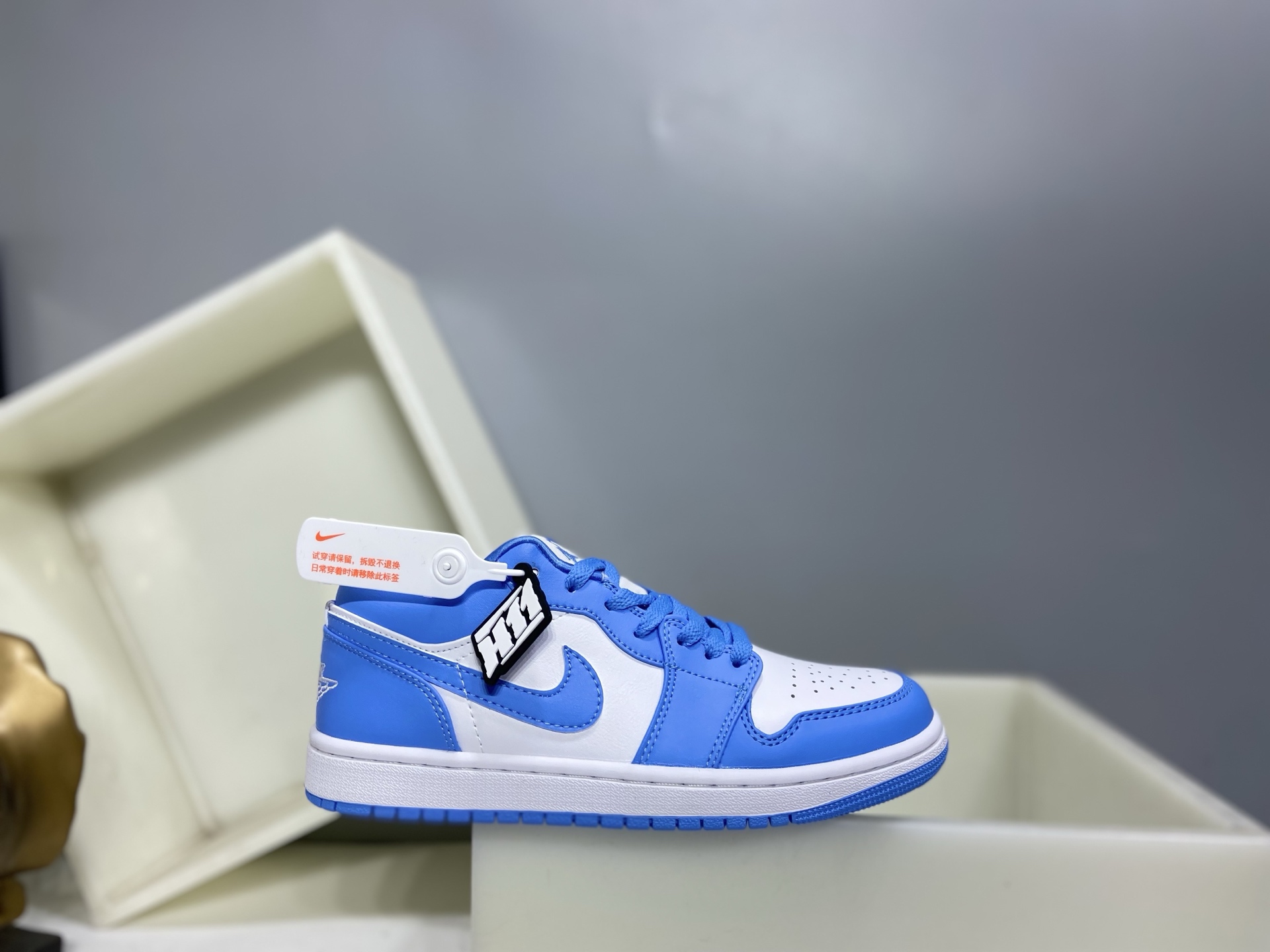 💰160
【H11版本】 Air Jordan 1  AJ1经典复古经典低帮百搭文化篮球鞋 AO9944-441
公司级真标半码制#原档案原数据开发版型#采用荔枝纹头层皮革鞋面材质#原厂立体填充鞋舌海绵#中底注胶孔及缜密中底拉帮工艺#原数据开发模具大底 
尺码：35.5 36 36.5 37.5 38 38.5 39 40 40.5 41 42 42.5 43 44 44.5 45 46 47.5
