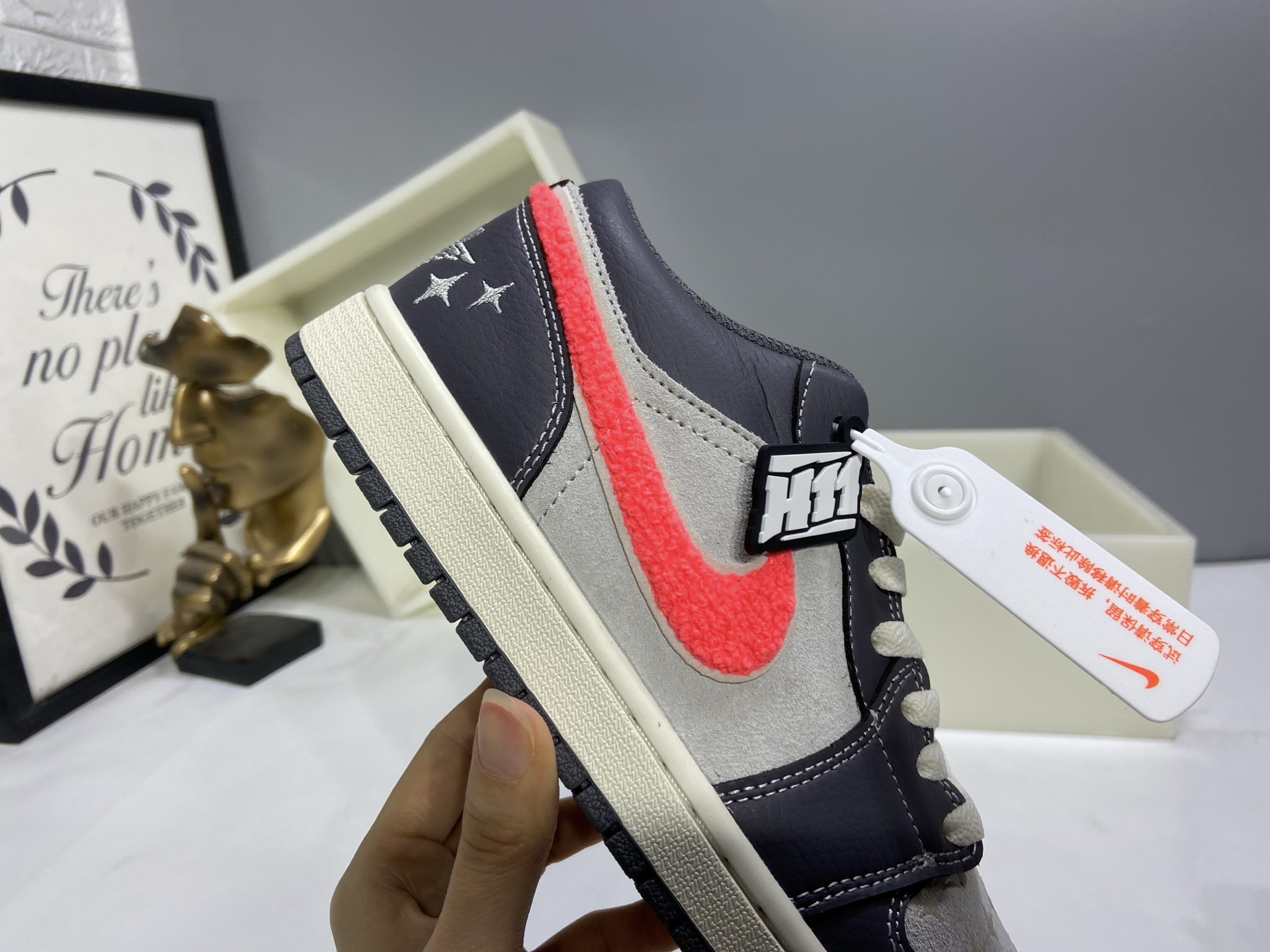 💰160
【H11版本】 Air Jordan 1  AJ1经典复古经典低帮百搭文化篮球鞋 IM6565-014
公司级真标半码制#原档案原数据开发版型#采用荔枝纹头层皮革鞋面材质#原厂立体填充鞋舌海绵#中底注胶孔及缜密中底拉帮工艺#原数据开发模具大底 
尺码：35.5 36 36.5 37.5 38 38.5 39 40 40.5 41 42 42.5 43 44 44.5 45 46 47.5