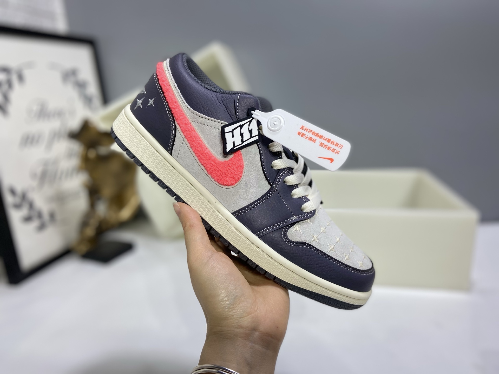 💰160
【H11版本】 Air Jordan 1  AJ1经典复古经典低帮百搭文化篮球鞋 IM6565-014
公司级真标半码制#原档案原数据开发版型#采用荔枝纹头层皮革鞋面材质#原厂立体填充鞋舌海绵#中底注胶孔及缜密中底拉帮工艺#原数据开发模具大底 
尺码：35.5 36 36.5 37.5 38 38.5 39 40 40.5 41 42 42.5 43 44 44.5 45 46 47.5