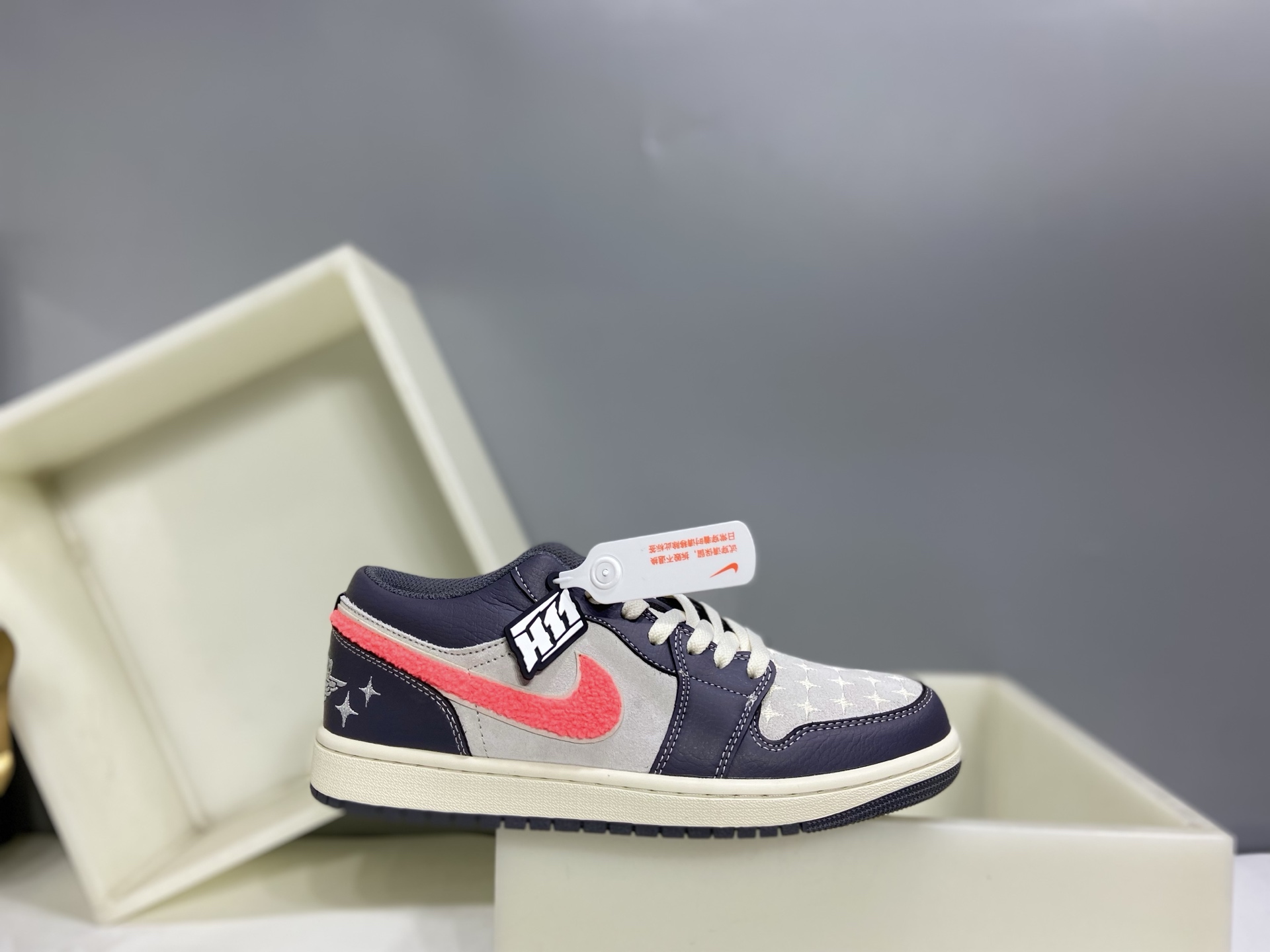 💰160
【H11版本】 Air Jordan 1  AJ1经典复古经典低帮百搭文化篮球鞋 IM6565-014
公司级真标半码制#原档案原数据开发版型#采用荔枝纹头层皮革鞋面材质#原厂立体填充鞋舌海绵#中底注胶孔及缜密中底拉帮工艺#原数据开发模具大底 
尺码：35.5 36 36.5 37.5 38 38.5 39 40 40.5 41 42 42.5 43 44 44.5 45 46 47.5