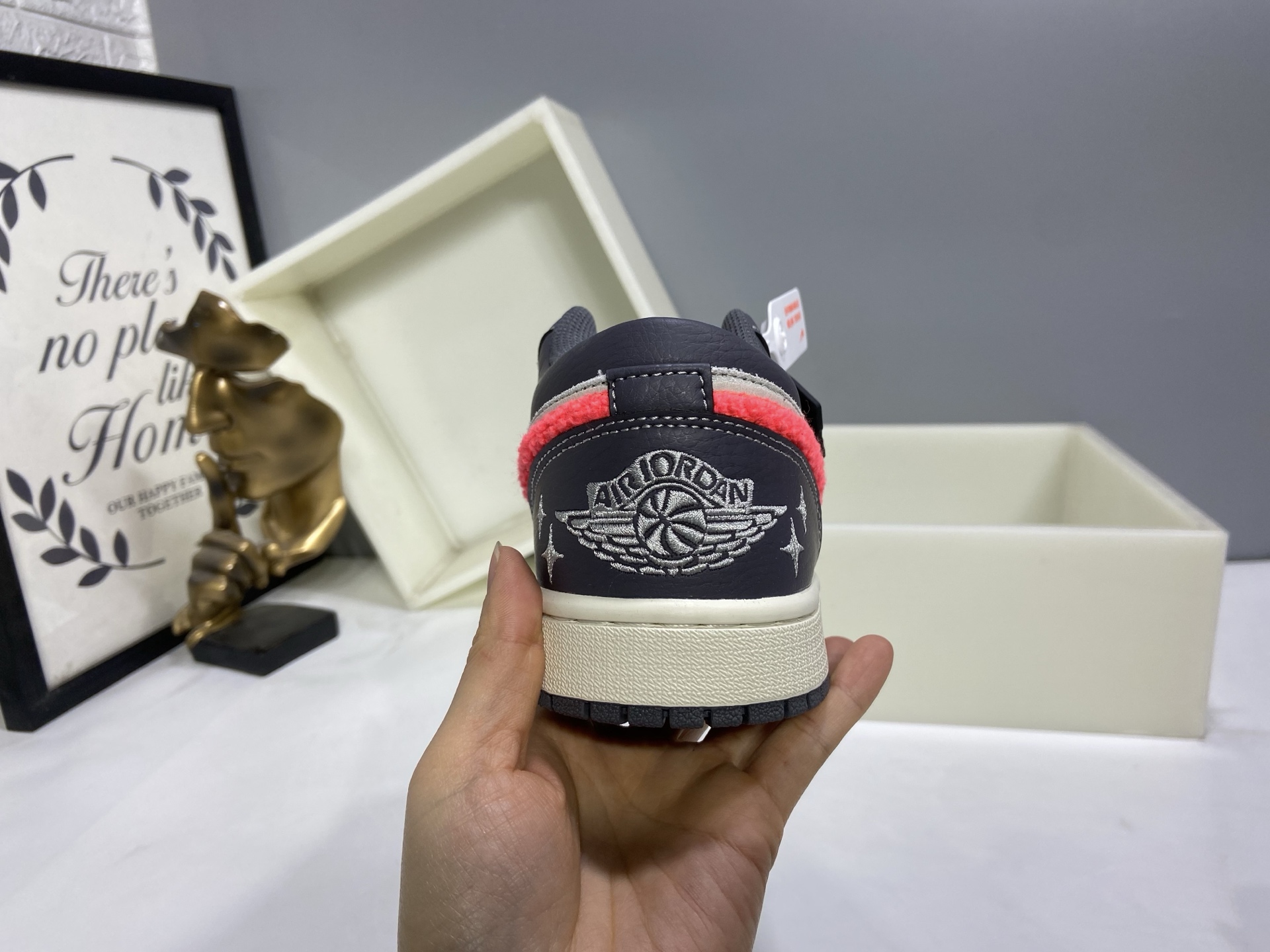 💰160
【H11版本】 Air Jordan 1  AJ1经典复古经典低帮百搭文化篮球鞋 IM6565-014
公司级真标半码制#原档案原数据开发版型#采用荔枝纹头层皮革鞋面材质#原厂立体填充鞋舌海绵#中底注胶孔及缜密中底拉帮工艺#原数据开发模具大底 
尺码：35.5 36 36.5 37.5 38 38.5 39 40 40.5 41 42 42.5 43 44 44.5 45 46 47.5