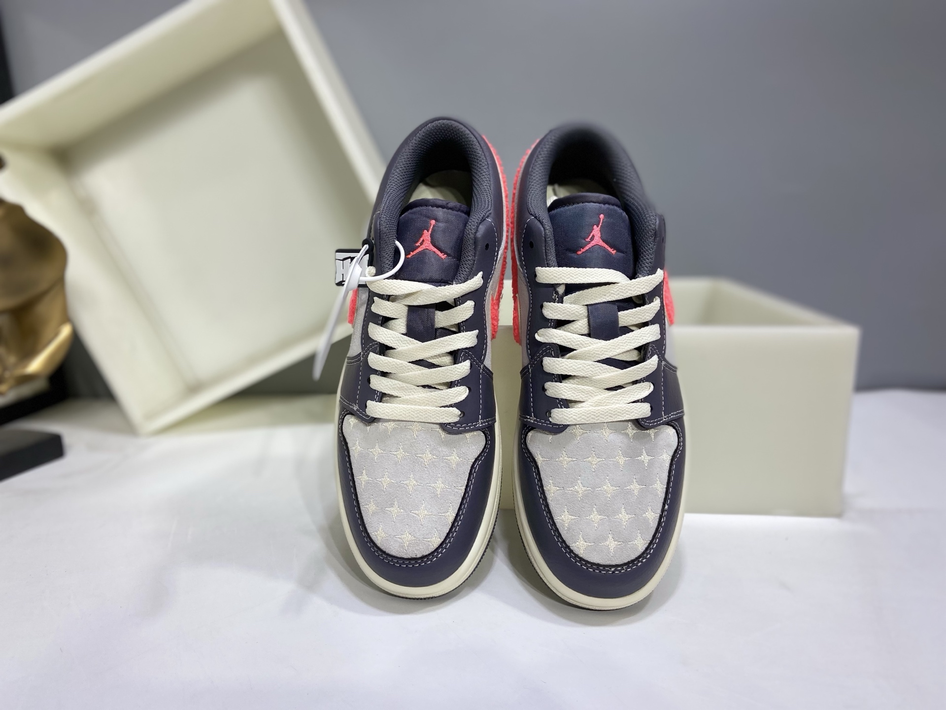 💰160
【H11版本】 Air Jordan 1  AJ1经典复古经典低帮百搭文化篮球鞋 IM6565-014
公司级真标半码制#原档案原数据开发版型#采用荔枝纹头层皮革鞋面材质#原厂立体填充鞋舌海绵#中底注胶孔及缜密中底拉帮工艺#原数据开发模具大底 
尺码：35.5 36 36.5 37.5 38 38.5 39 40 40.5 41 42 42.5 43 44 44.5 45 46 47.5