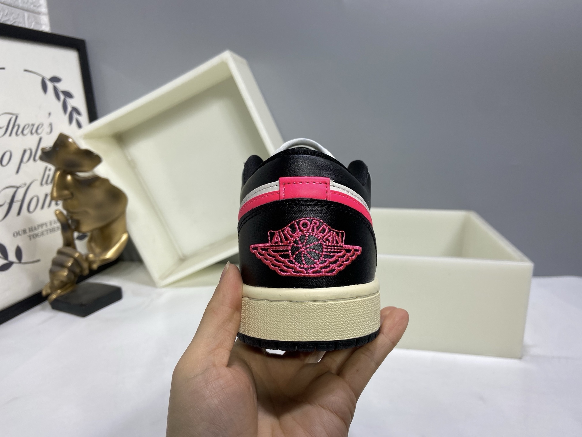 💰160
【H11版本】 Air Jordan 1  AJ1经典复古经典低帮百搭文化篮球鞋 DC0774-107
公司级真标半码制#原档案原数据开发版型#采用荔枝纹头层皮革鞋面材质#原厂立体填充鞋舌海绵#中底注胶孔及缜密中底拉帮工艺#原数据开发模具大底 
尺码：35.5 36 36.5 37.5 38 38.5 39 40 40.5 41 42 42.5 43 44 44.5 45 46 47.5