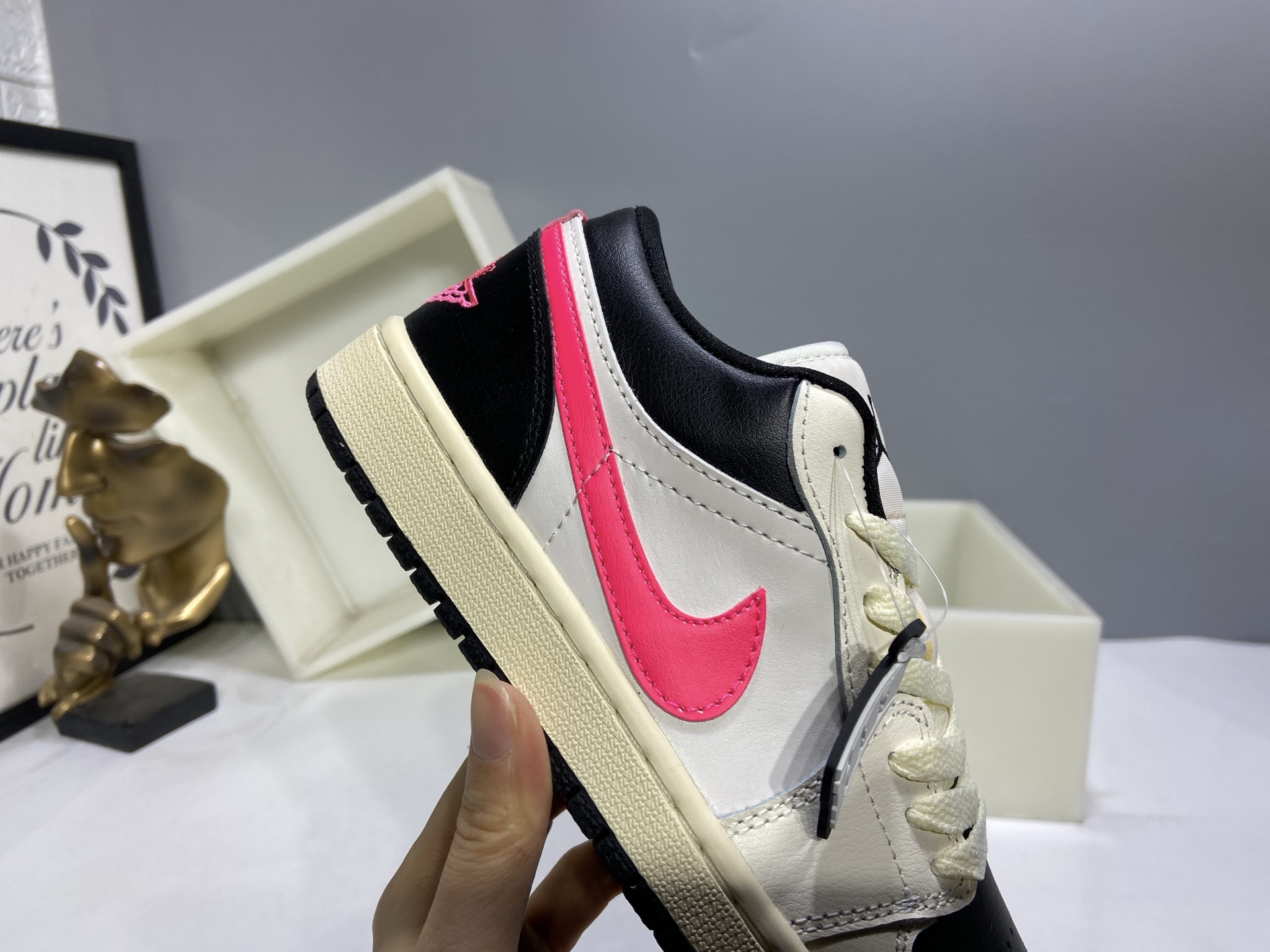 💰160
【H11版本】 Air Jordan 1  AJ1经典复古经典低帮百搭文化篮球鞋 DC0774-107
公司级真标半码制#原档案原数据开发版型#采用荔枝纹头层皮革鞋面材质#原厂立体填充鞋舌海绵#中底注胶孔及缜密中底拉帮工艺#原数据开发模具大底 
尺码：35.5 36 36.5 37.5 38 38.5 39 40 40.5 41 42 42.5 43 44 44.5 45 46 47.5