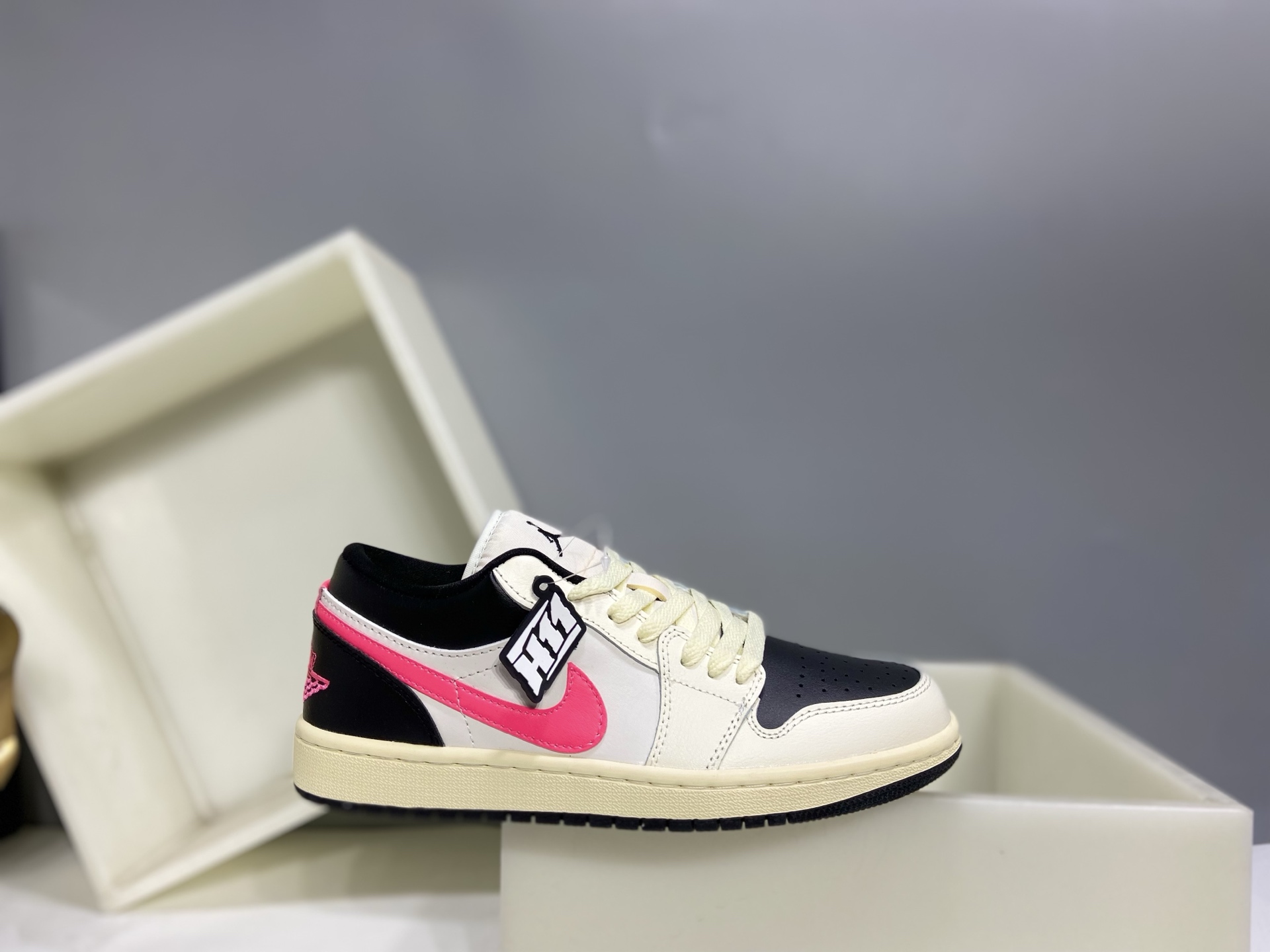 💰160
【H11版本】 Air Jordan 1  AJ1经典复古经典低帮百搭文化篮球鞋 DC0774-107
公司级真标半码制#原档案原数据开发版型#采用荔枝纹头层皮革鞋面材质#原厂立体填充鞋舌海绵#中底注胶孔及缜密中底拉帮工艺#原数据开发模具大底 
尺码：35.5 36 36.5 37.5 38 38.5 39 40 40.5 41 42 42.5 43 44 44.5 45 46 47.5