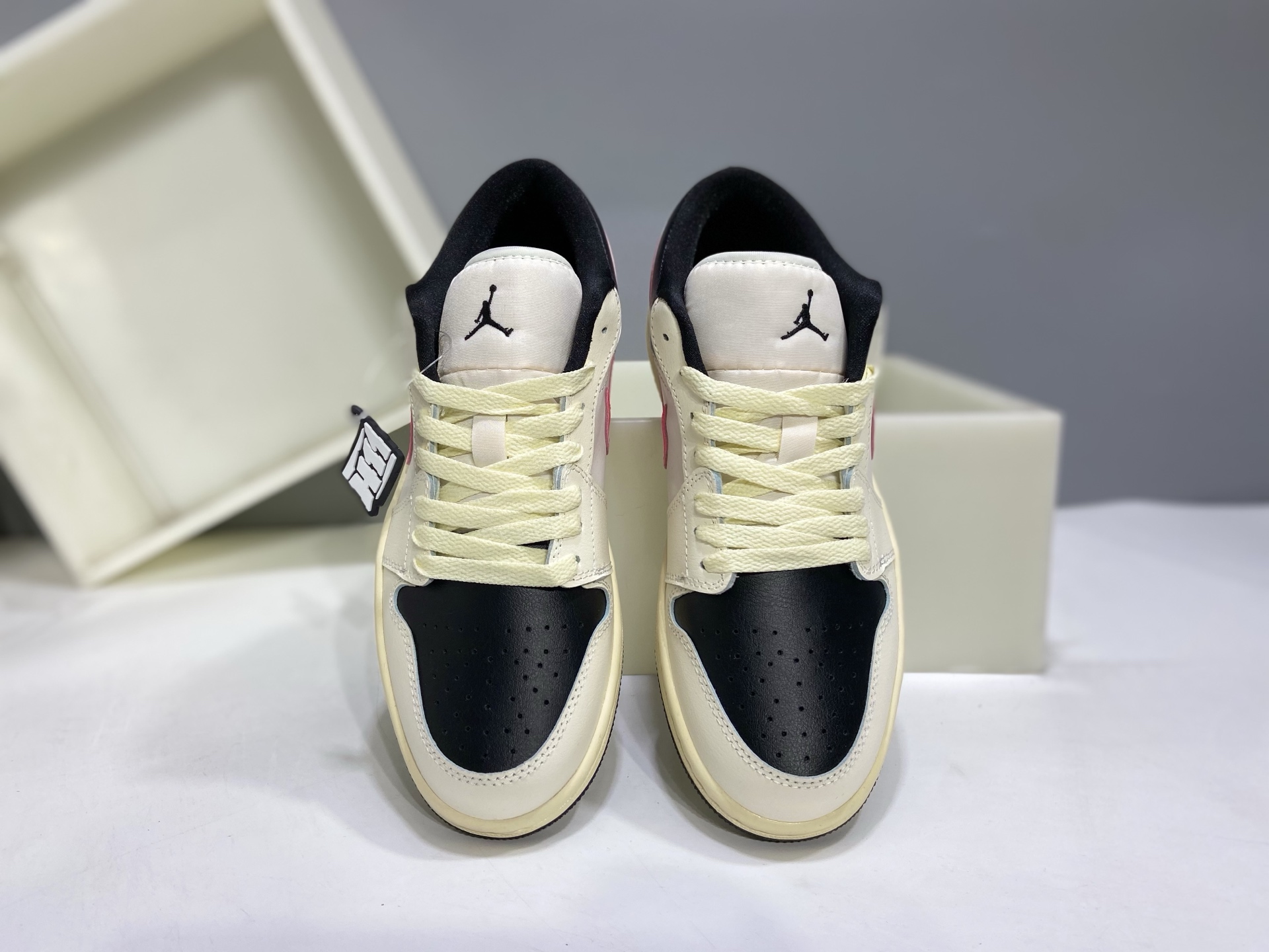 💰160
【H11版本】 Air Jordan 1  AJ1经典复古经典低帮百搭文化篮球鞋 DC0774-107
公司级真标半码制#原档案原数据开发版型#采用荔枝纹头层皮革鞋面材质#原厂立体填充鞋舌海绵#中底注胶孔及缜密中底拉帮工艺#原数据开发模具大底 
尺码：35.5 36 36.5 37.5 38 38.5 39 40 40.5 41 42 42.5 43 44 44.5 45 46 47.5