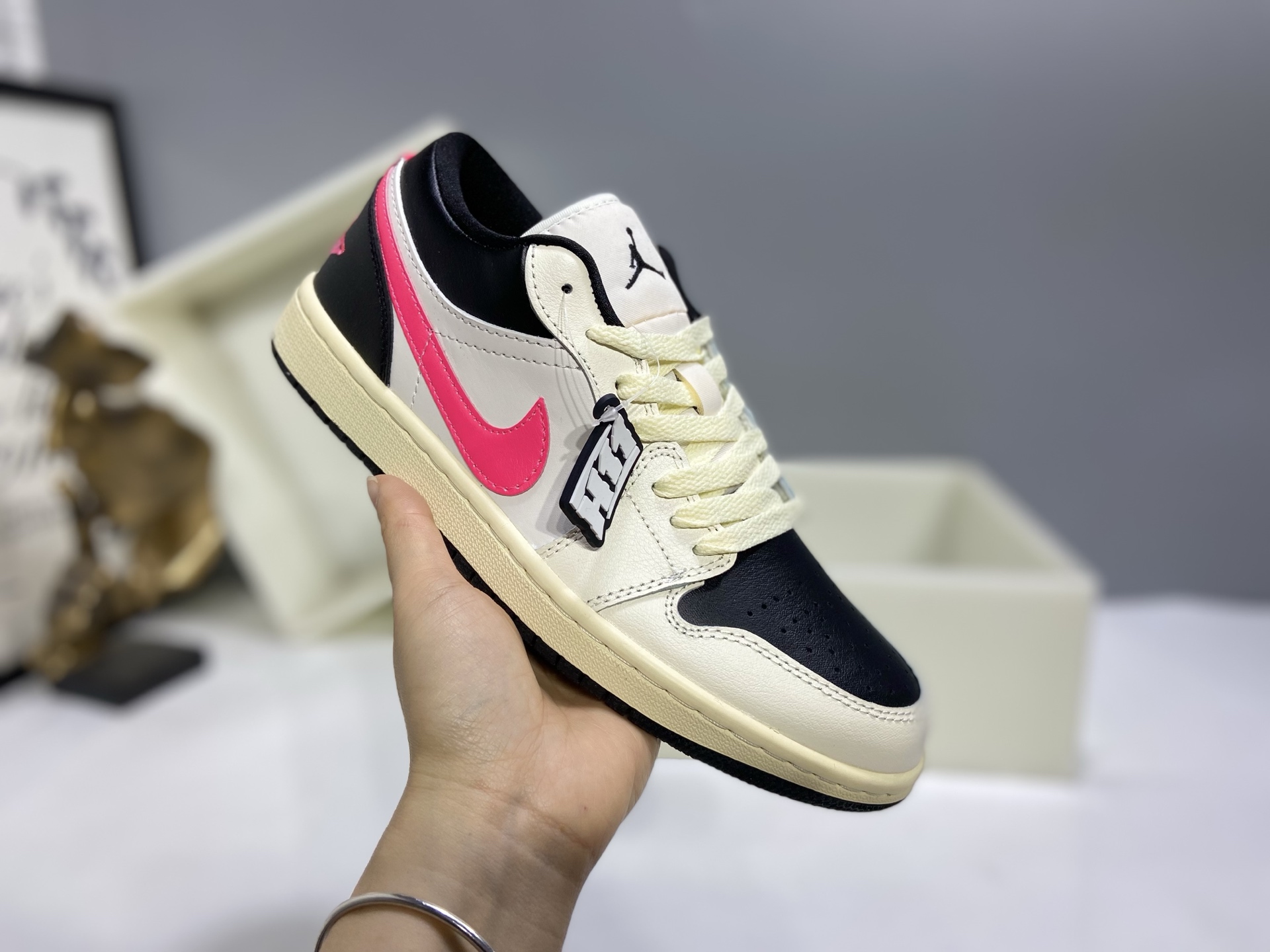 💰160
【H11版本】 Air Jordan 1  AJ1经典复古经典低帮百搭文化篮球鞋 DC0774-107
公司级真标半码制#原档案原数据开发版型#采用荔枝纹头层皮革鞋面材质#原厂立体填充鞋舌海绵#中底注胶孔及缜密中底拉帮工艺#原数据开发模具大底 
尺码：35.5 36 36.5 37.5 38 38.5 39 40 40.5 41 42 42.5 43 44 44.5 45 46 47.5