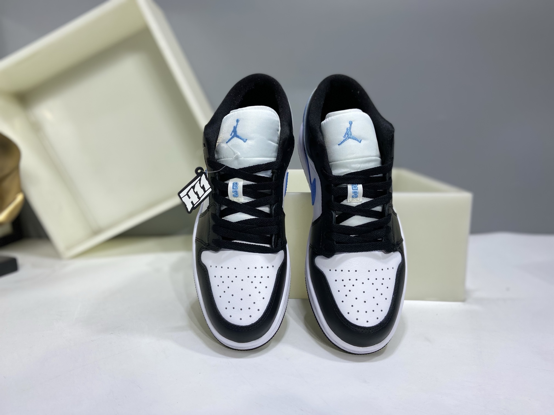 💰160
【H11版本】 Air Jordan 1  AJ1经典复古经典低帮百搭文化篮球鞋 DC0774-041
公司级真标半码制#原档案原数据开发版型#采用荔枝纹头层皮革鞋面材质#原厂立体填充鞋舌海绵#中底注胶孔及缜密中底拉帮工艺#原数据开发模具大底 
尺码：35.5 36 36.5 37.5 38 38.5 39 40 40.5 41 42 42.5 43 44 44.5 45 46 47.5