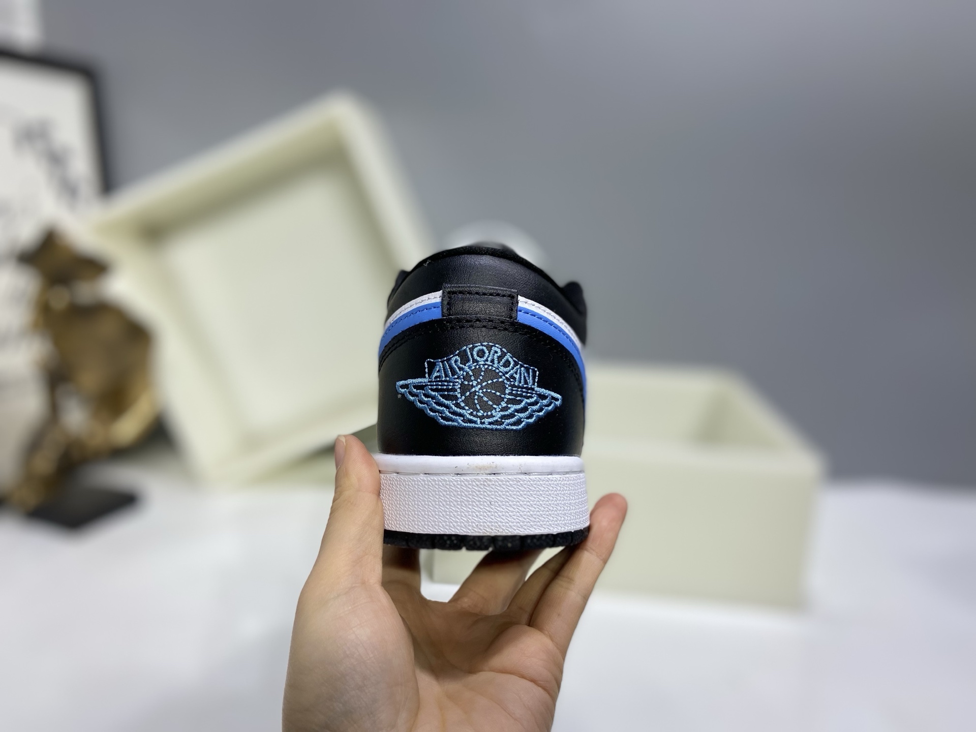 💰160
【H11版本】 Air Jordan 1  AJ1经典复古经典低帮百搭文化篮球鞋 DC0774-041
公司级真标半码制#原档案原数据开发版型#采用荔枝纹头层皮革鞋面材质#原厂立体填充鞋舌海绵#中底注胶孔及缜密中底拉帮工艺#原数据开发模具大底 
尺码：35.5 36 36.5 37.5 38 38.5 39 40 40.5 41 42 42.5 43 44 44.5 45 46 47.5