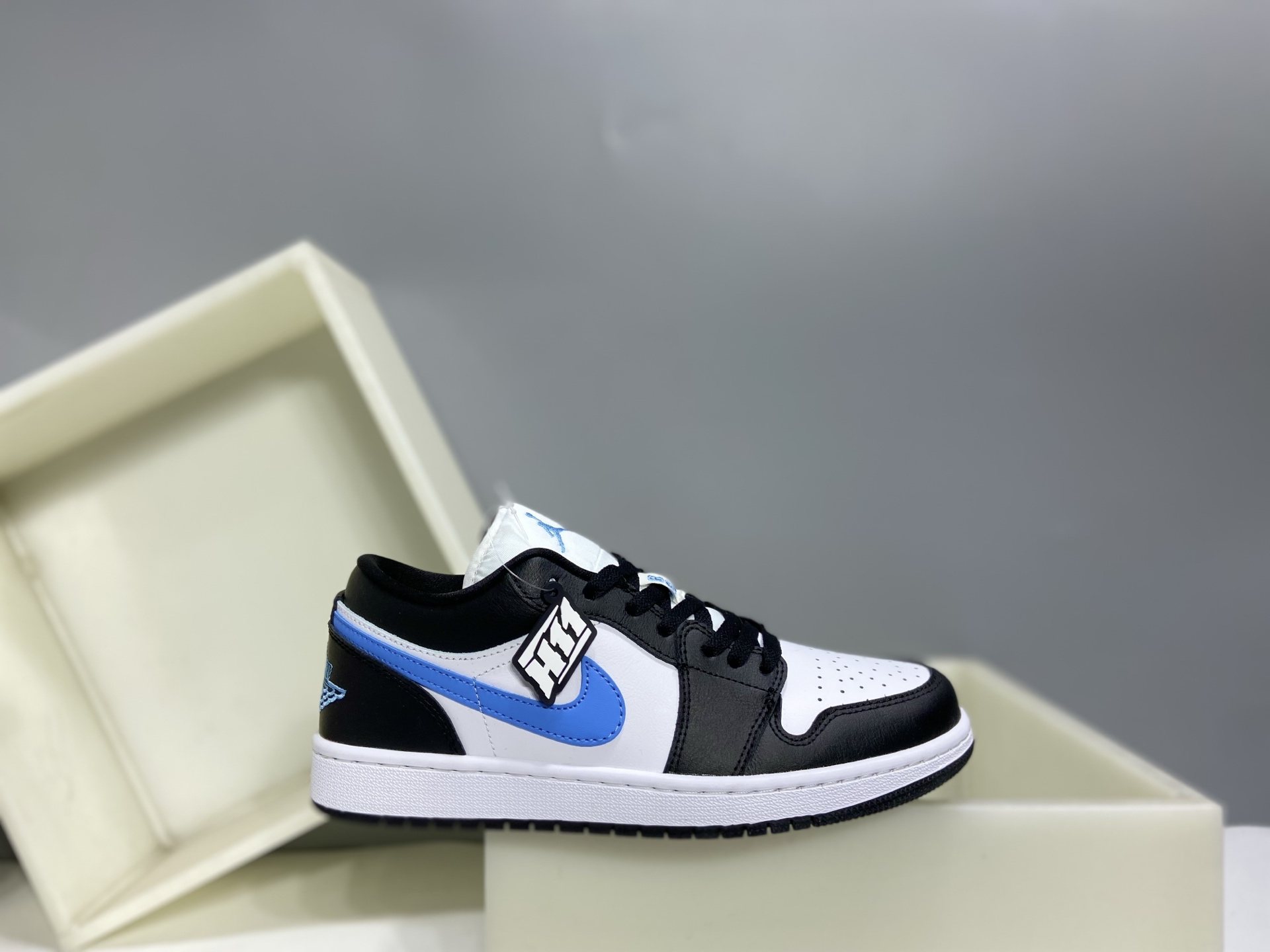 💰160
【H11版本】 Air Jordan 1  AJ1经典复古经典低帮百搭文化篮球鞋 DC0774-041
公司级真标半码制#原档案原数据开发版型#采用荔枝纹头层皮革鞋面材质#原厂立体填充鞋舌海绵#中底注胶孔及缜密中底拉帮工艺#原数据开发模具大底 
尺码：35.5 36 36.5 37.5 38 38.5 39 40 40.5 41 42 42.5 43 44 44.5 45 46 47.5