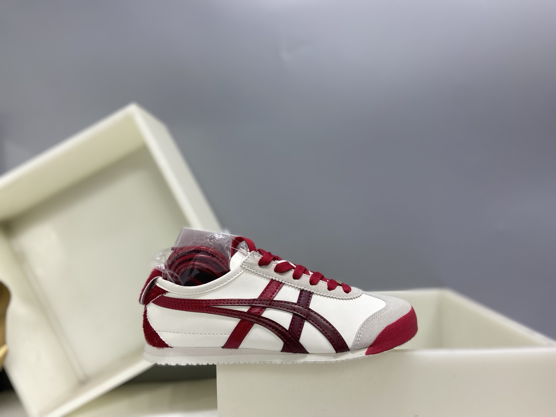 #S版💰105
Asics Onitsuka Tiger MEXICO 66 亚瑟士鬼冢虎马年复古经典板鞋 市场王者选手 海外订单工厂出品 长期生产补货永不断码 超成熟稳定的做工品控  原装全套纸板楦头开发 原汁原味 完美呈现版型 私模正确鞋底咬花纹路 一比一鞋头弧度高度鞋身弧度 绝不口嗨 细节品控鞋型随意秒杀市面 原档咬花纹路私模大底 一个单元有六个三角形 总体形拼接呈现花瓣状 官方四联吊牌 原装Ortholite轻量化鞋垫 原盒原配 质保卡 说明书 钢印防尘纸  纸板中底带钢印 乳胶组合鞋垫 支持全方位的对比专柜 产品从款式颜色造型上体现出追求舒适和细节的完美 鞋类更是推崇手工制作的严谨与完美 融舒适性与可穿性的设计风格 注重细节的完美和别致魅力 既保持稳重 又不失轻松的时尚感 尺码：36 37 37.5 38 39 39.5 40 40.5 41.5 42 42.5 43.5 44 45