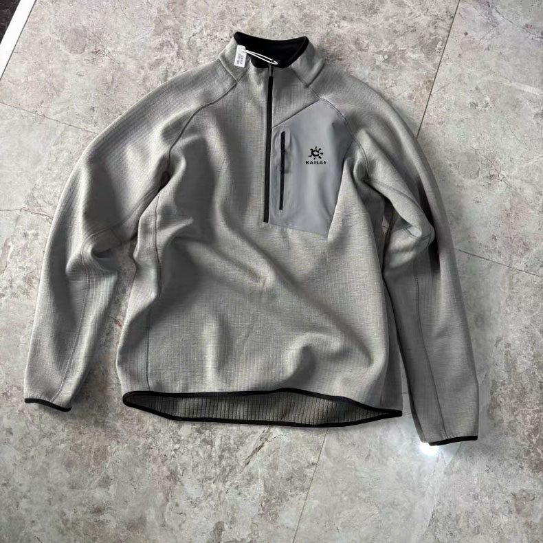 供货价:125💰『云仓特别款』出口贸易版本,天花板版本,原包装+原吊牌  半拉链爆款
全拉链格子绒抓绒立领夹克 全手工蓬缝工艺 简约易搭B1290配立领外套

颜色：黑色 灰色 红色  黄色 绿色

尺码：M L XL XXL 3XL


抓绒夹克	情侣可搭新型面料黑科技，抓绒保暖速干有型立体裁剪，中等厚度的抓绒面料，可作为高效保暖性的中间层。全长主拉链便于穿脱，拉链护颈，胸前一个不规则拉链口袋。便于储存卡片等物，同时增加整件衣服的辨识度。整衣体积适中，高密方格绒在细密的纤维间储存大量的空气，轻巧、保暖出色。并且透气性，用途广泛。五个颜色随意搭配，简约之美，户外看似极简，却不缺细节的一款外套





