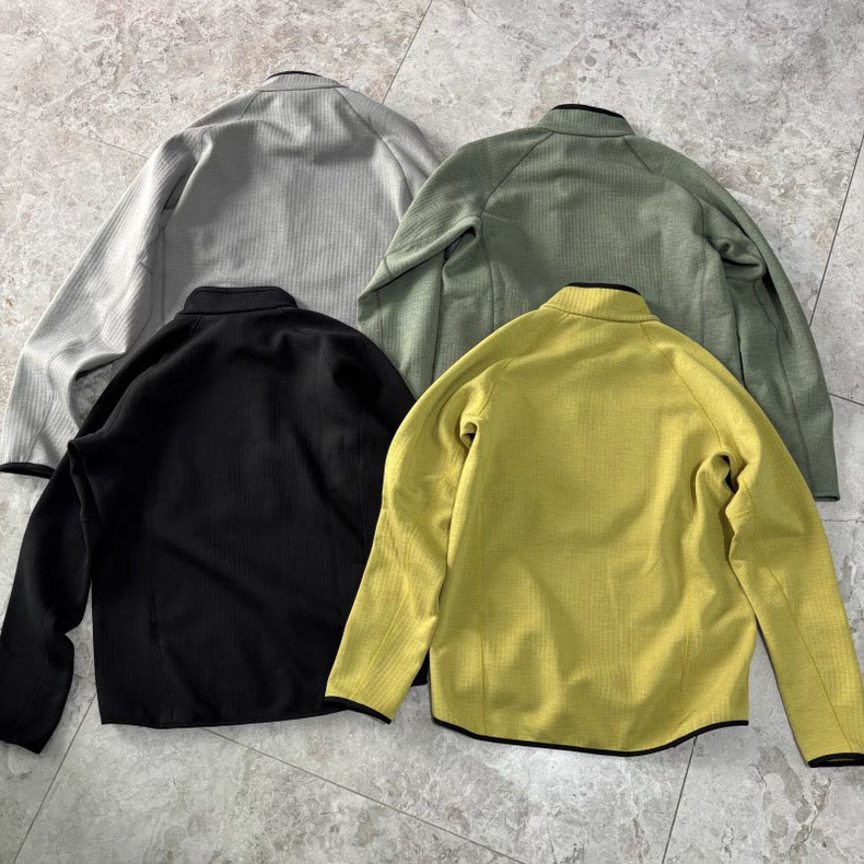 供货价:125💰『云仓特别款』出口贸易版本,天花板版本,原包装+原吊牌  半拉链爆款
全拉链格子绒抓绒立领夹克 全手工蓬缝工艺 简约易搭B1290配立领外套

颜色：黑色 灰色 红色  黄色 绿色

尺码：M L XL XXL 3XL


抓绒夹克	情侣可搭新型面料黑科技，抓绒保暖速干有型立体裁剪，中等厚度的抓绒面料，可作为高效保暖性的中间层。全长主拉链便于穿脱，拉链护颈，胸前一个不规则拉链口袋。便于储存卡片等物，同时增加整件衣服的辨识度。整衣体积适中，高密方格绒在细密的纤维间储存大量的空气，轻巧、保暖出色。并且透气性，用途广泛。五个颜色随意搭配，简约之美，户外看似极简，却不缺细节的一款外套





