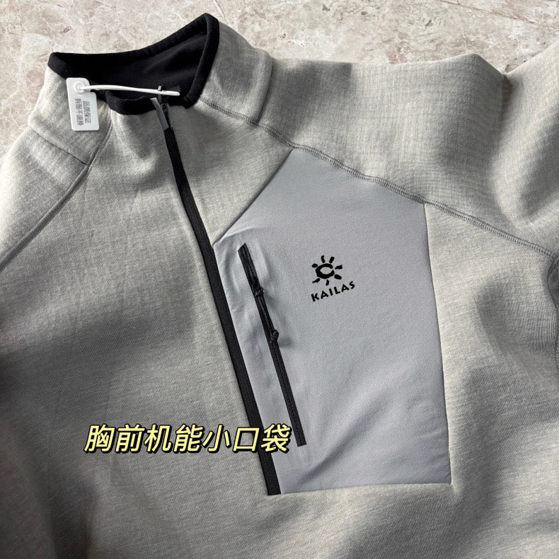 供货价:125💰『云仓特别款』出口贸易版本,天花板版本,原包装+原吊牌  半拉链爆款
全拉链格子绒抓绒立领夹克 全手工蓬缝工艺 简约易搭B1290配立领外套

颜色：黑色 灰色 红色  黄色 绿色

尺码：M L XL XXL 3XL


抓绒夹克	情侣可搭新型面料黑科技，抓绒保暖速干有型立体裁剪，中等厚度的抓绒面料，可作为高效保暖性的中间层。全长主拉链便于穿脱，拉链护颈，胸前一个不规则拉链口袋。便于储存卡片等物，同时增加整件衣服的辨识度。整衣体积适中，高密方格绒在细密的纤维间储存大量的空气，轻巧、保暖出色。并且透气性，用途广泛。五个颜色随意搭配，简约之美，户外看似极简，却不缺细节的一款外套





