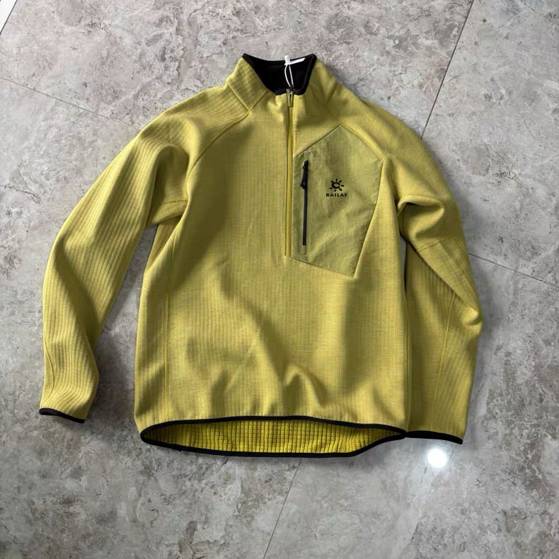 供货价:125💰『云仓特别款』出口贸易版本,天花板版本,原包装+原吊牌  半拉链爆款
全拉链格子绒抓绒立领夹克 全手工蓬缝工艺 简约易搭B1290配立领外套

颜色：黑色 灰色 红色  黄色 绿色

尺码：M L XL XXL 3XL


抓绒夹克	情侣可搭新型面料黑科技，抓绒保暖速干有型立体裁剪，中等厚度的抓绒面料，可作为高效保暖性的中间层。全长主拉链便于穿脱，拉链护颈，胸前一个不规则拉链口袋。便于储存卡片等物，同时增加整件衣服的辨识度。整衣体积适中，高密方格绒在细密的纤维间储存大量的空气，轻巧、保暖出色。并且透气性，用途广泛。五个颜色随意搭配，简约之美，户外看似极简，却不缺细节的一款外套





